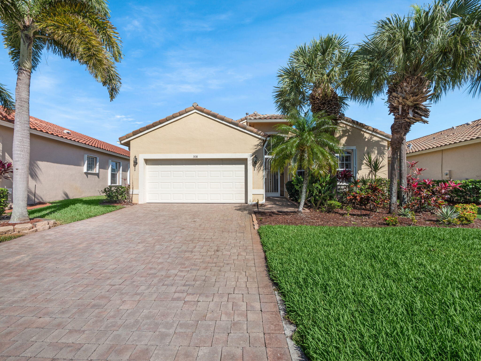 308 NW Shoreline Circle