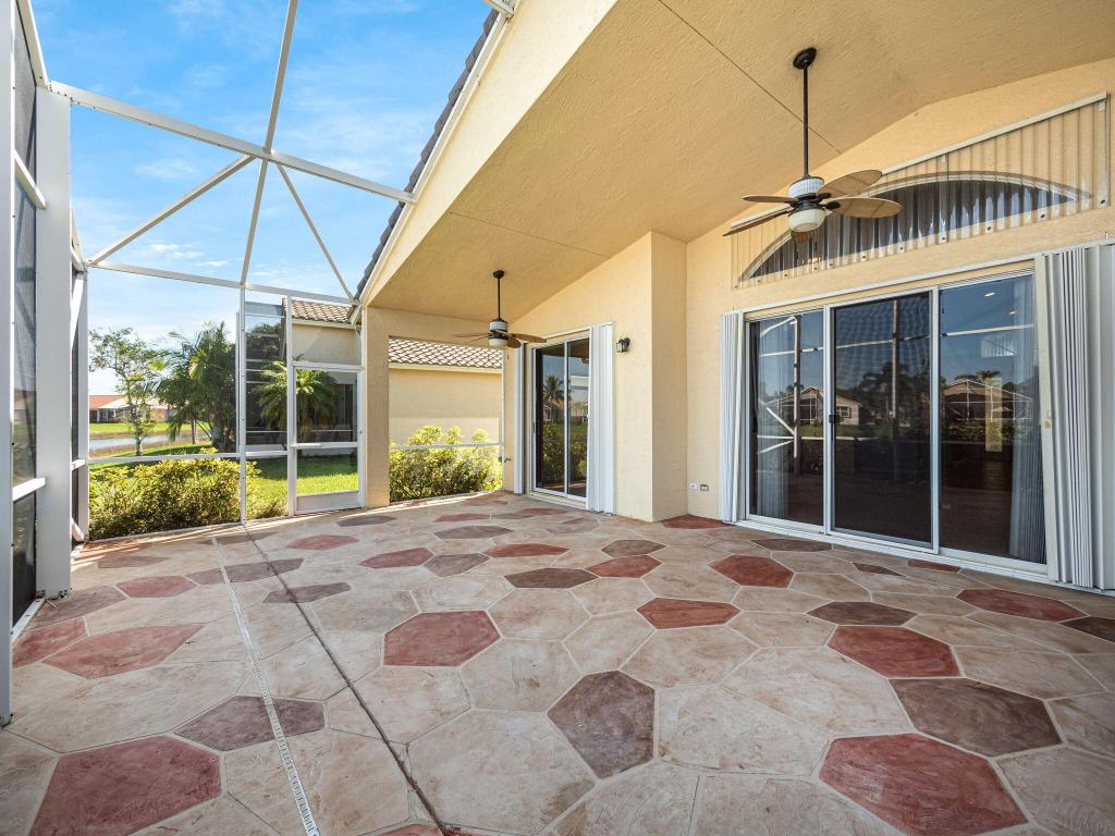 308 NW Shoreline Circle