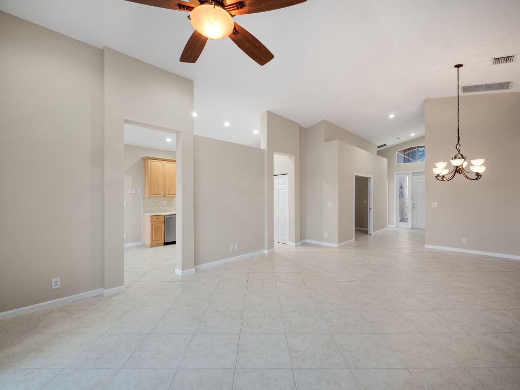 308 NW Shoreline Circle