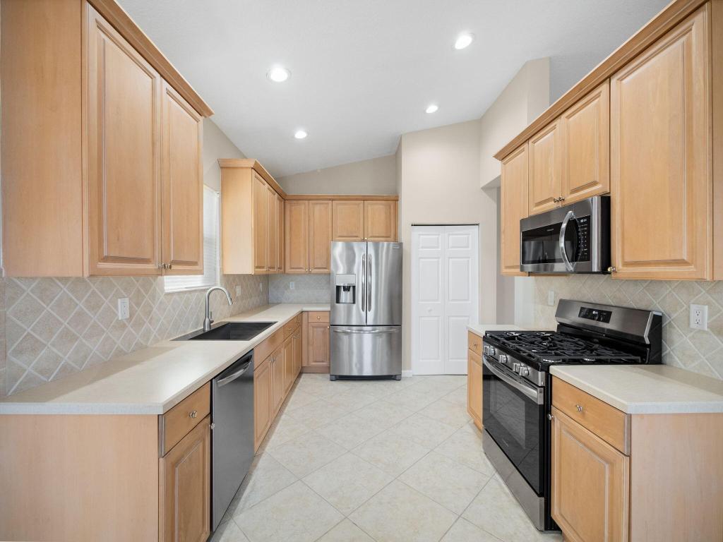 308 NW Shoreline Circle