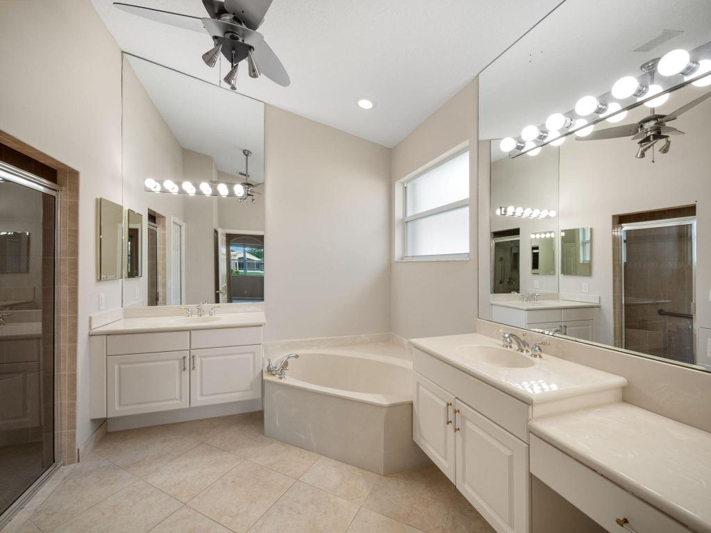 308 NW Shoreline Circle