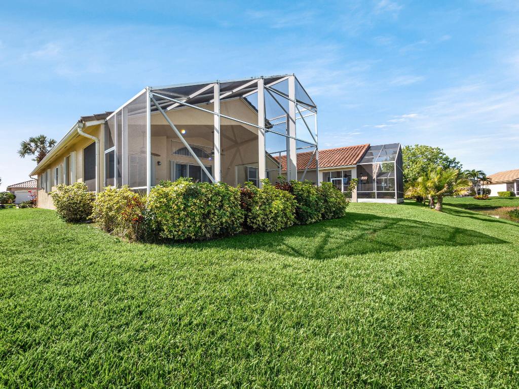 308 NW Shoreline Circle