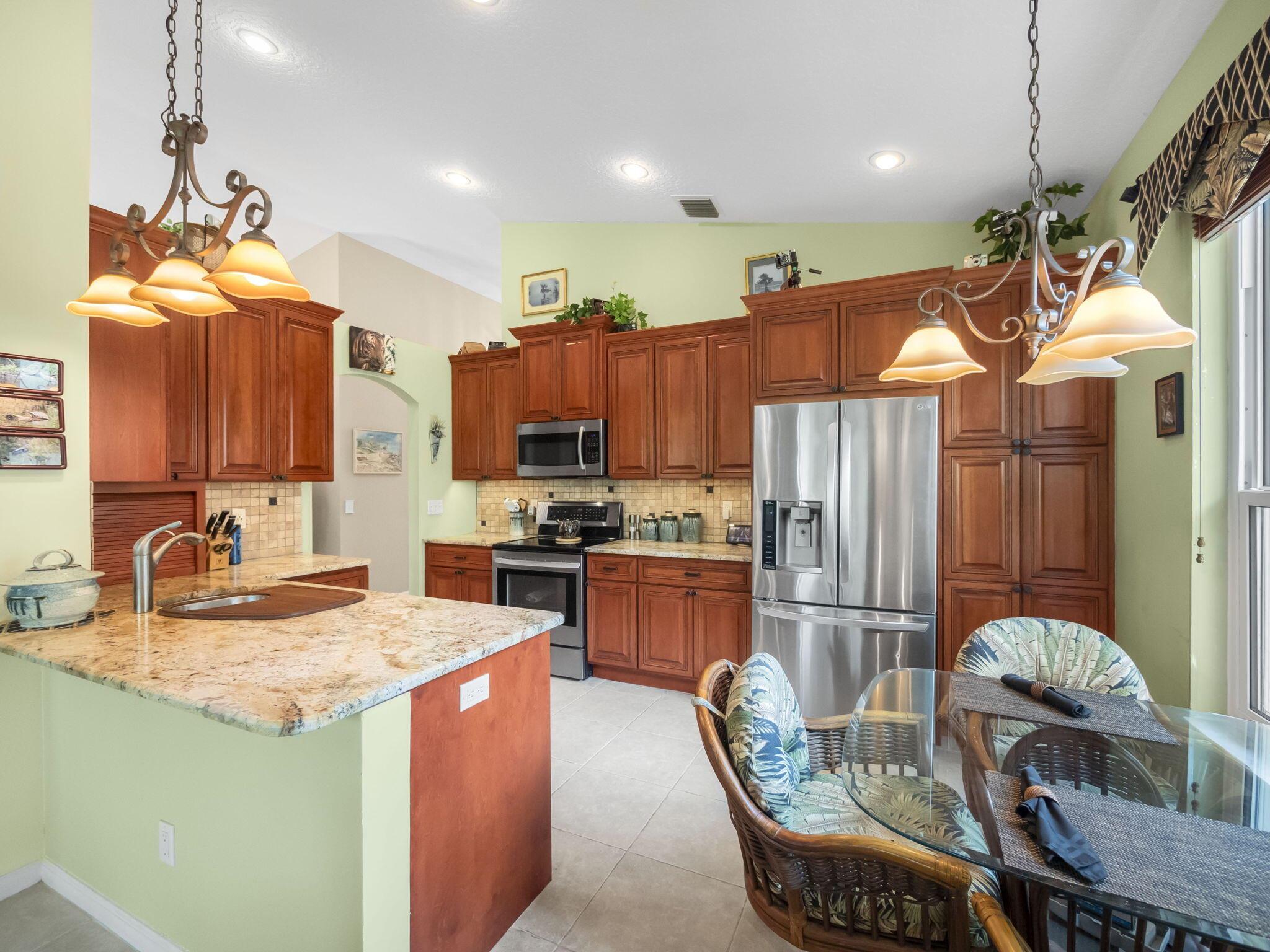 7136 SE Twin Oaks Circle