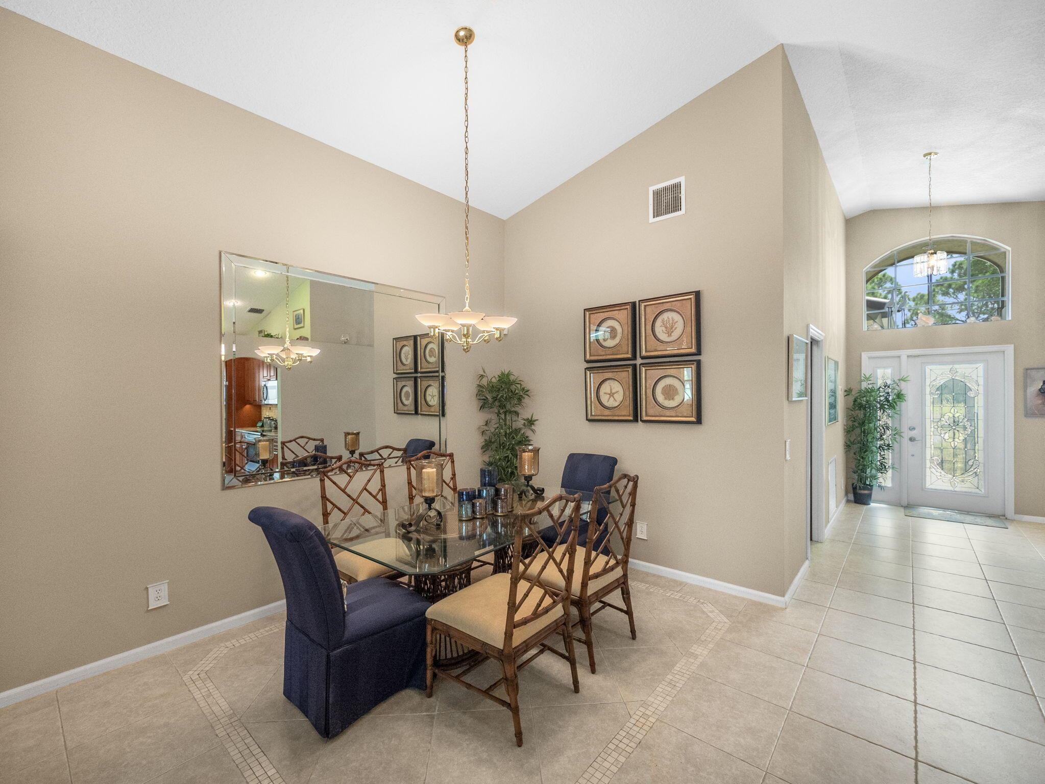 7136 SE Twin Oaks Circle