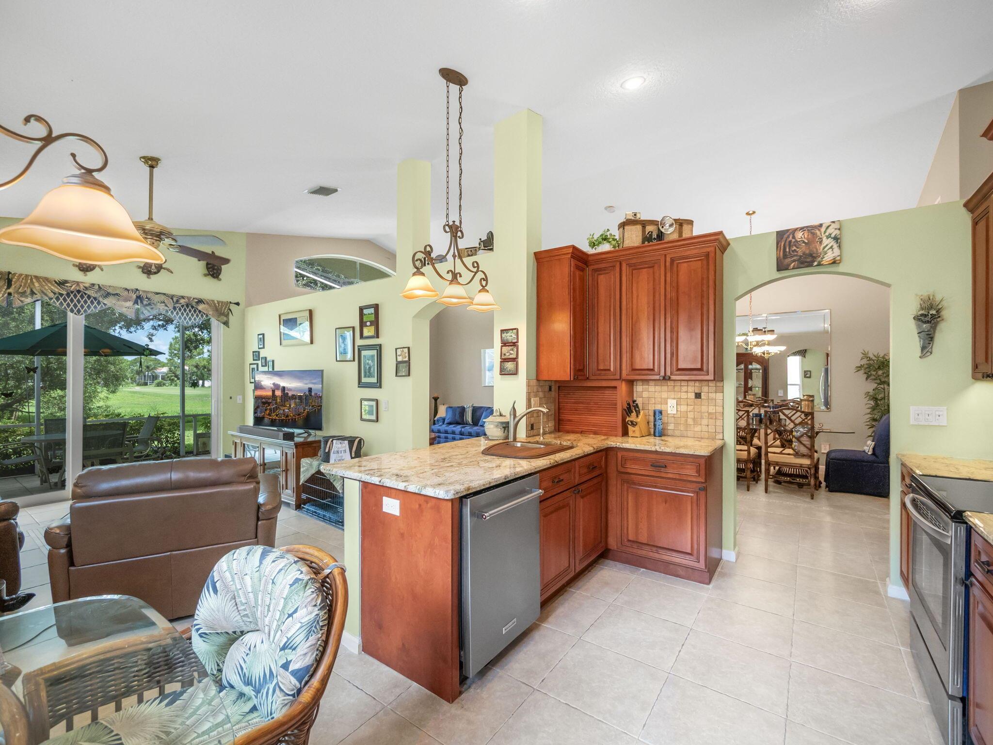 7136 SE Twin Oaks Circle