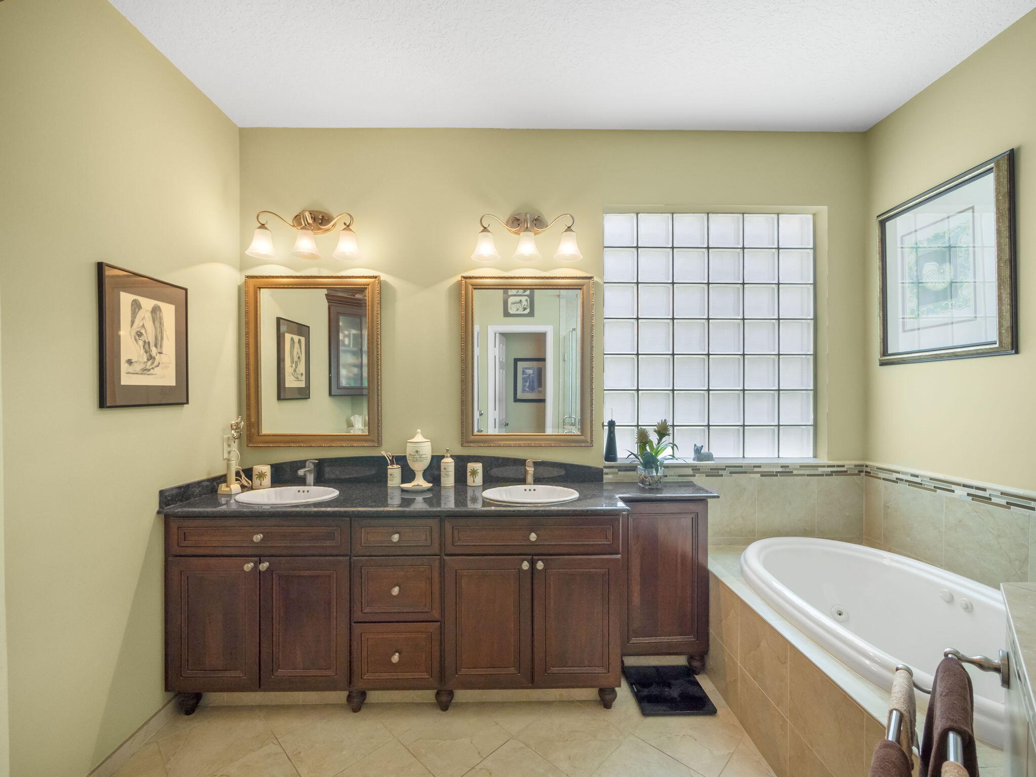 7136 SE Twin Oaks Circle