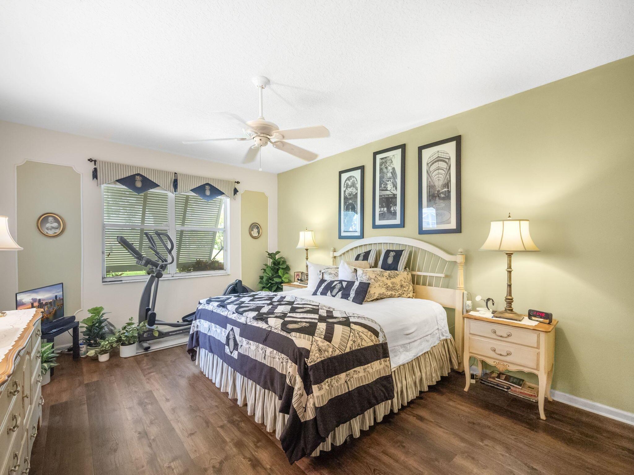 7136 SE Twin Oaks Circle