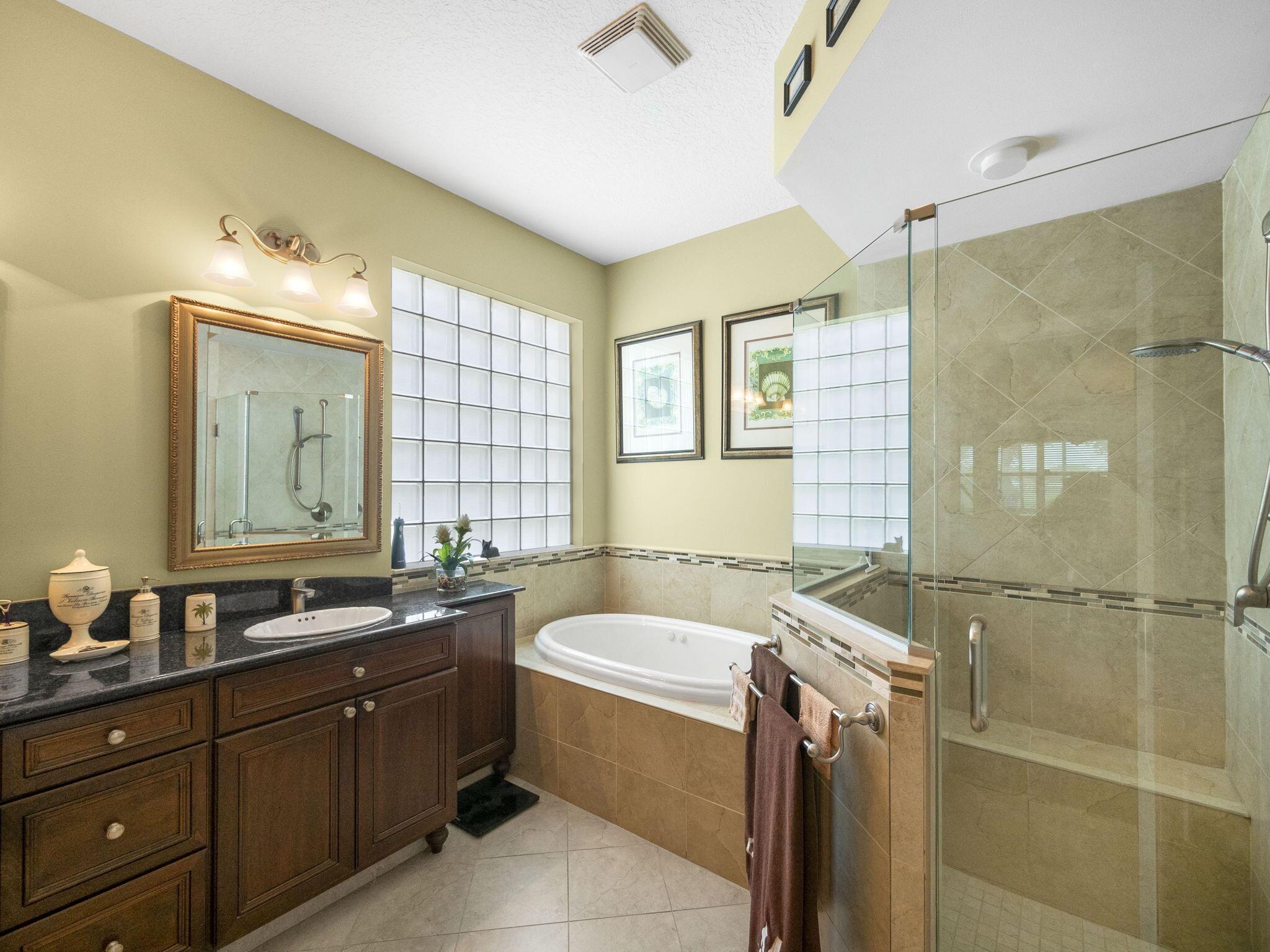 7136 SE Twin Oaks Circle