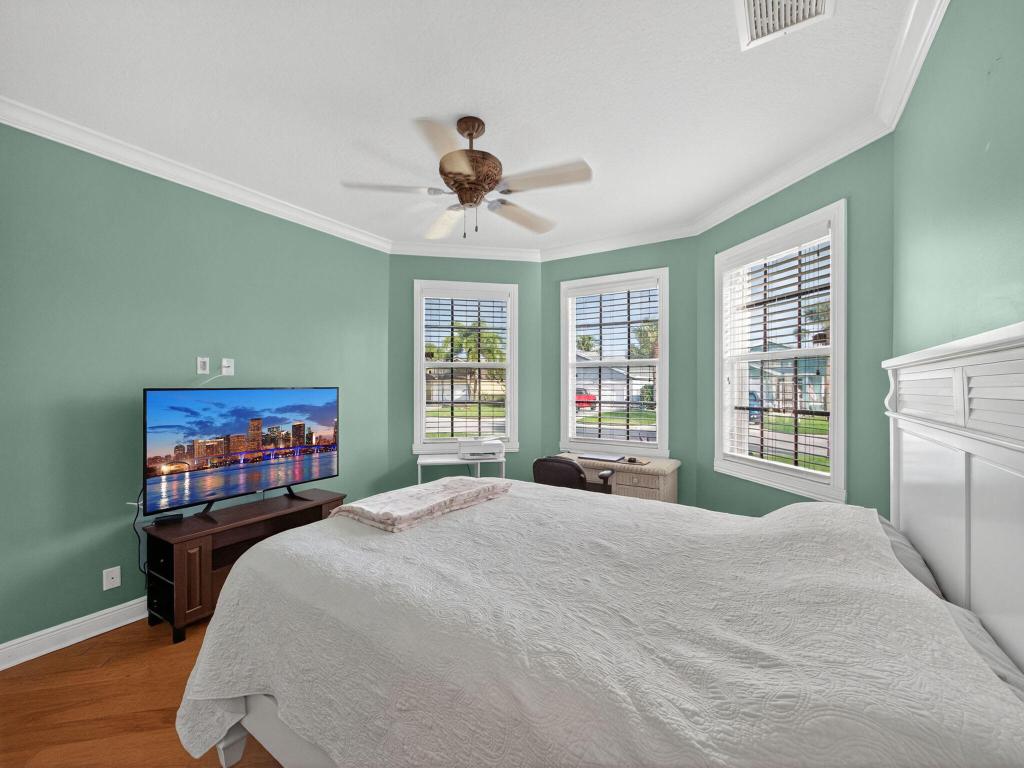 8946 SW Fishermans Wharf Drive