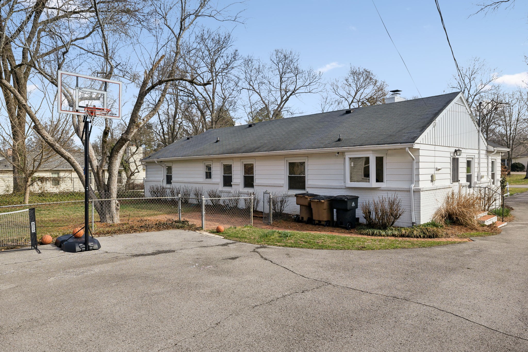 1221 Nichol Ln