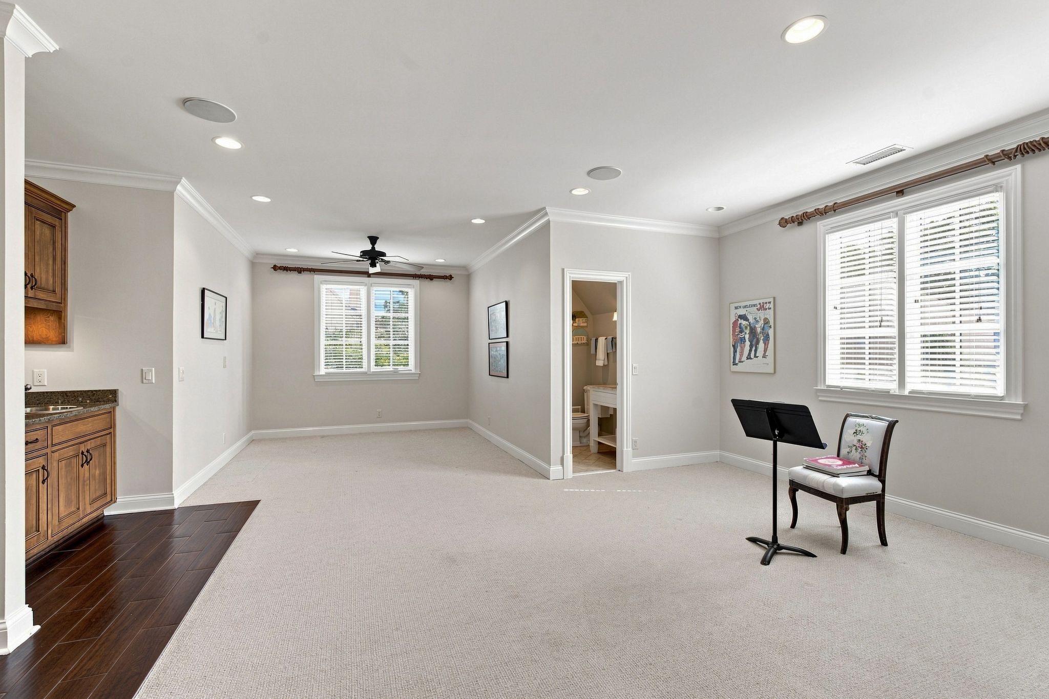 11 Middleton Park Ln