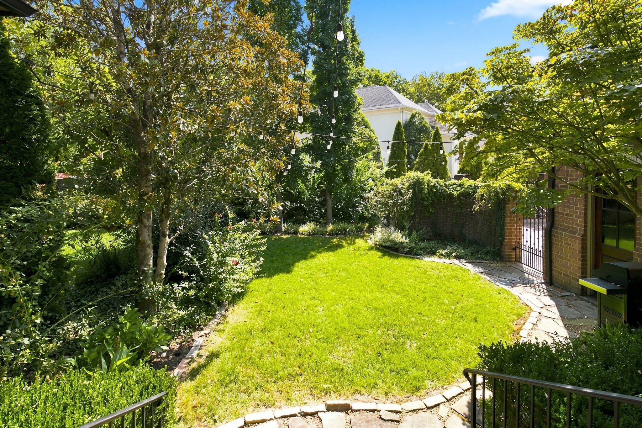 11 Middleton Park Ln