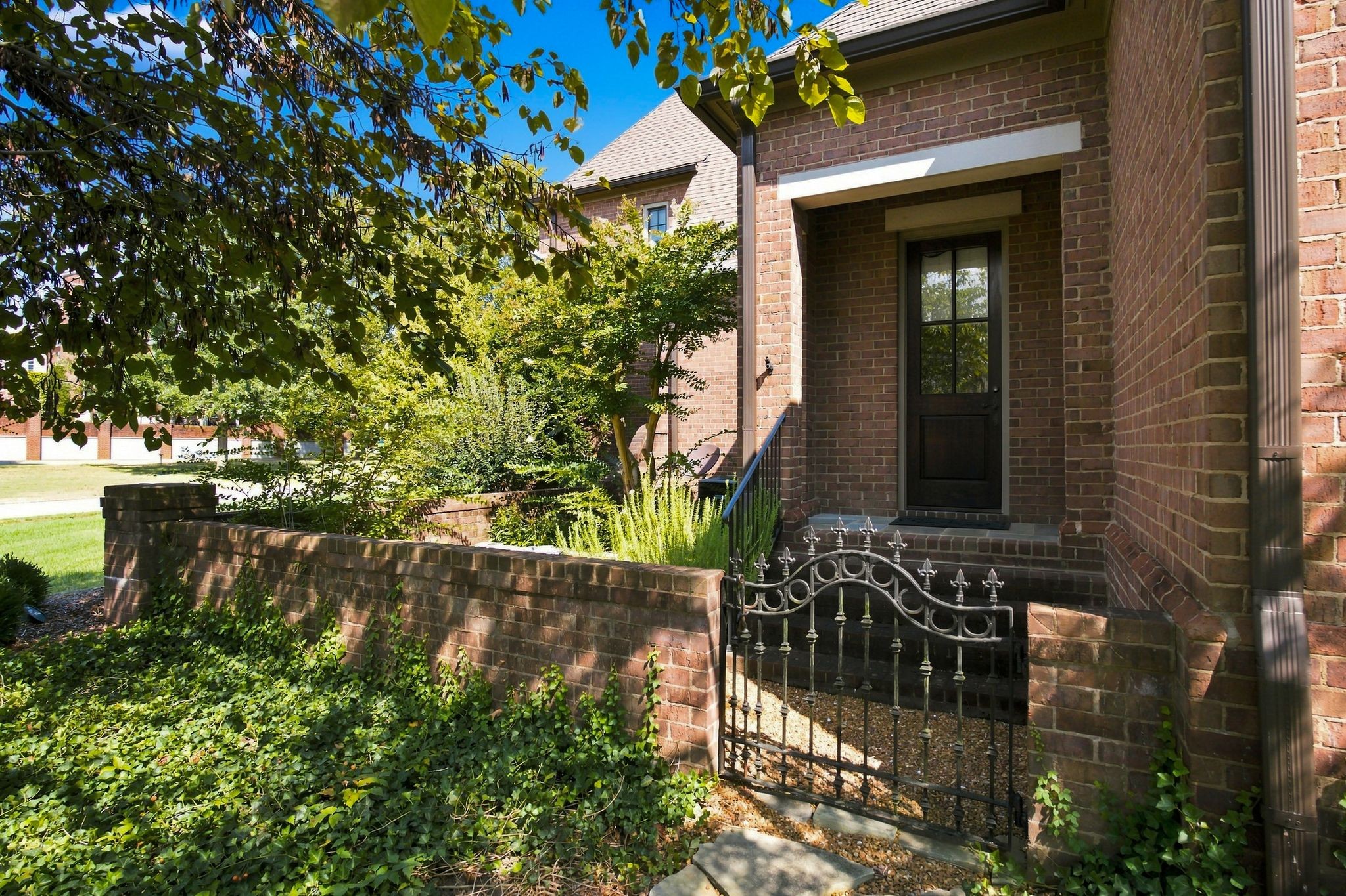 11 Middleton Park Ln