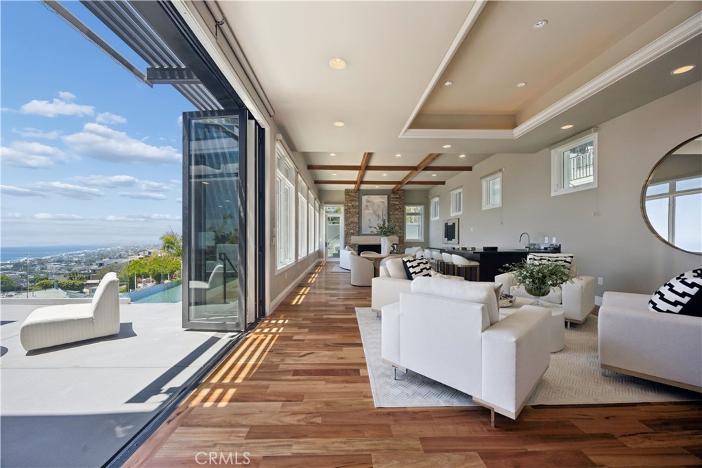 1076 Skyline Drive