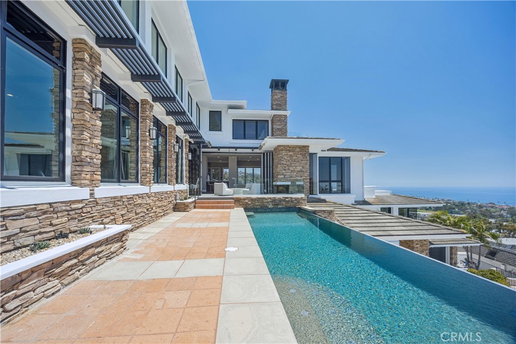 1076 Skyline Drive
