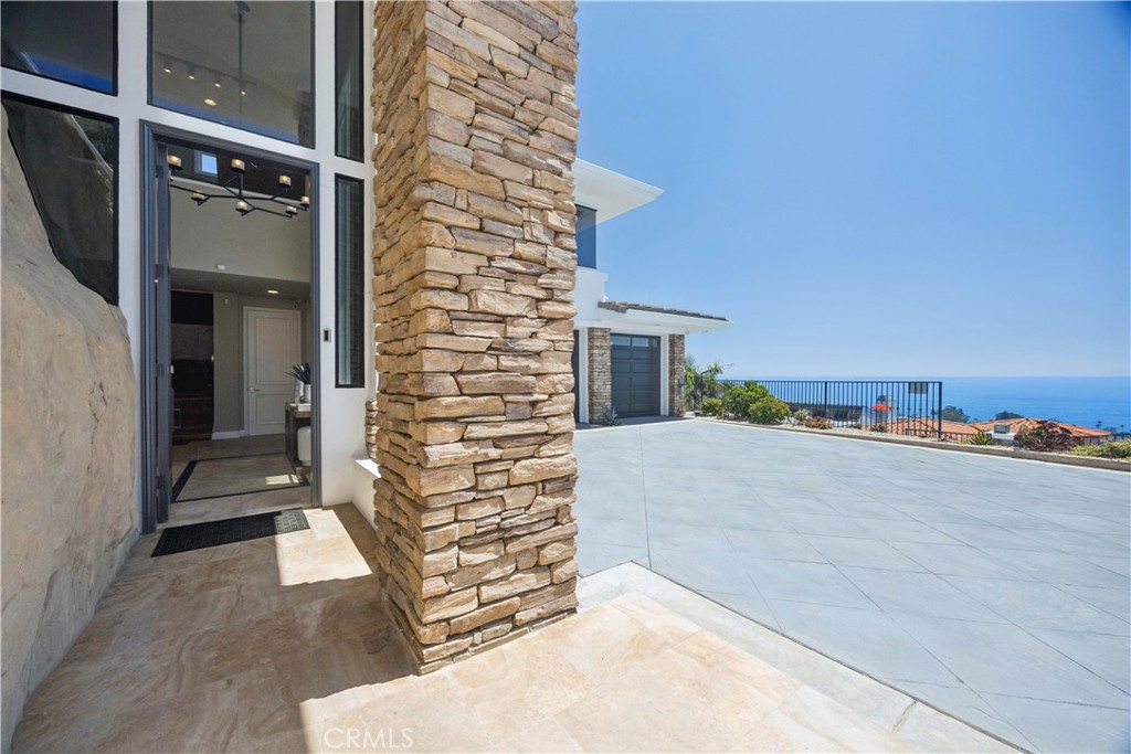 1076 Skyline Drive