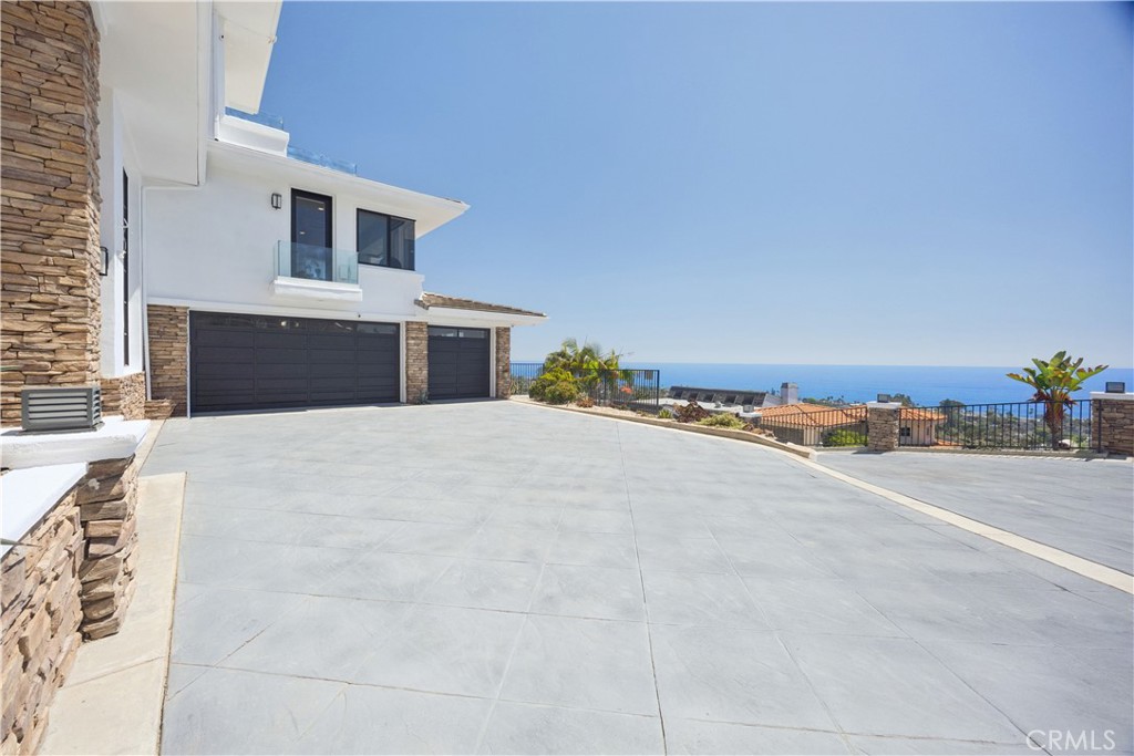1076 Skyline Drive
