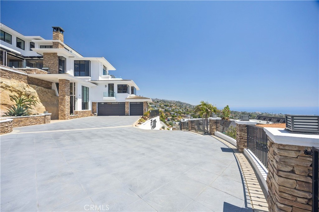 1076 Skyline Drive