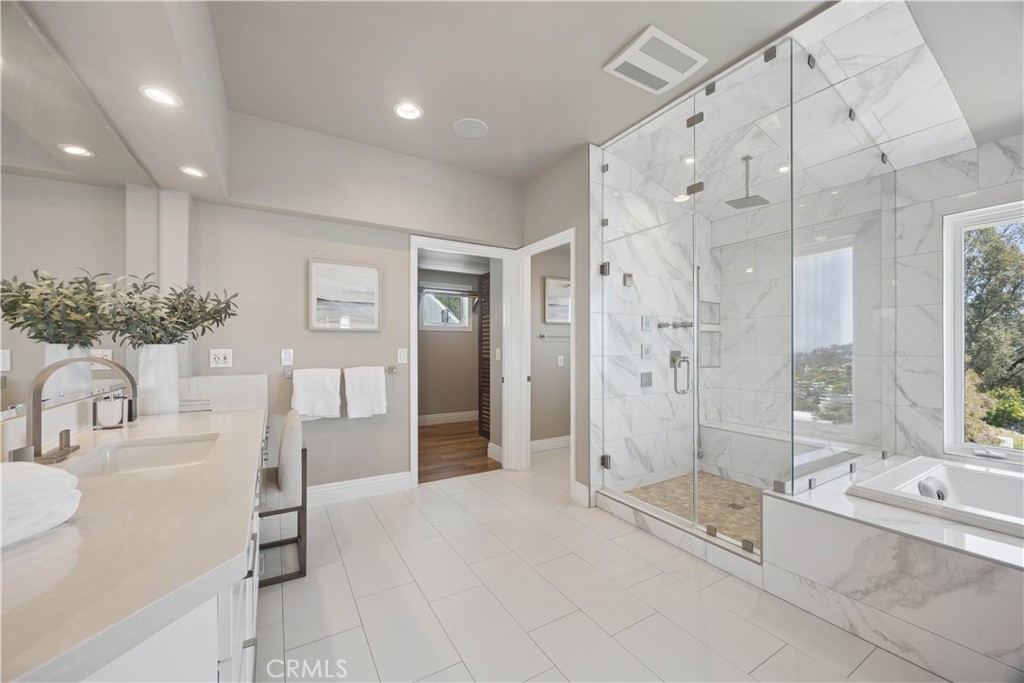 1076 Skyline Drive