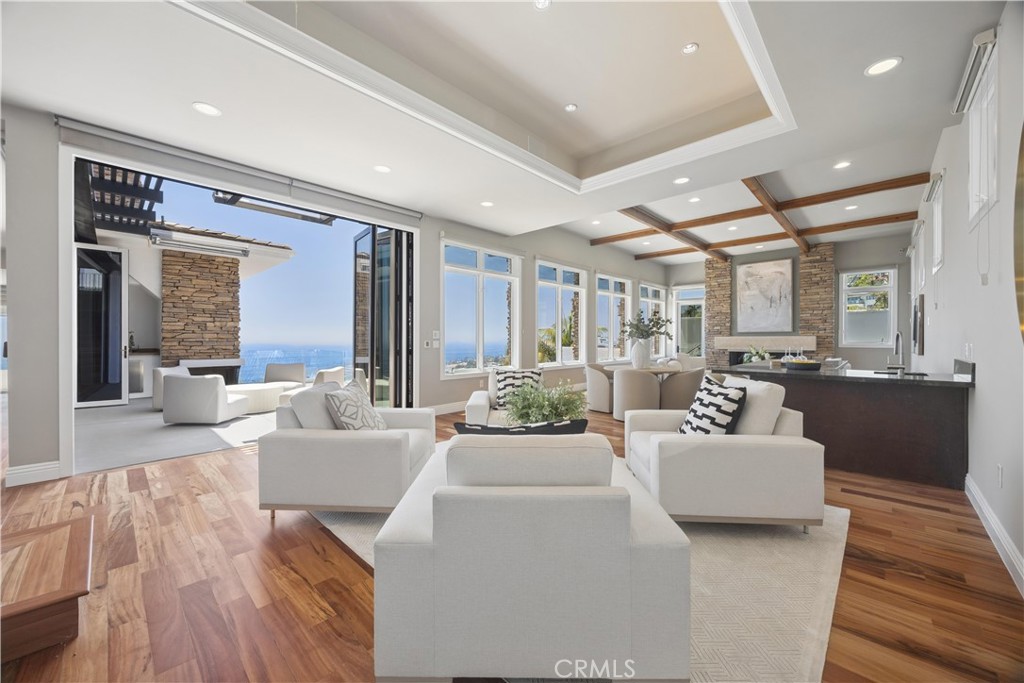 1076 Skyline Drive