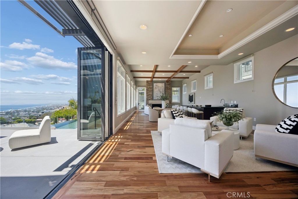 1076 Skyline Drive