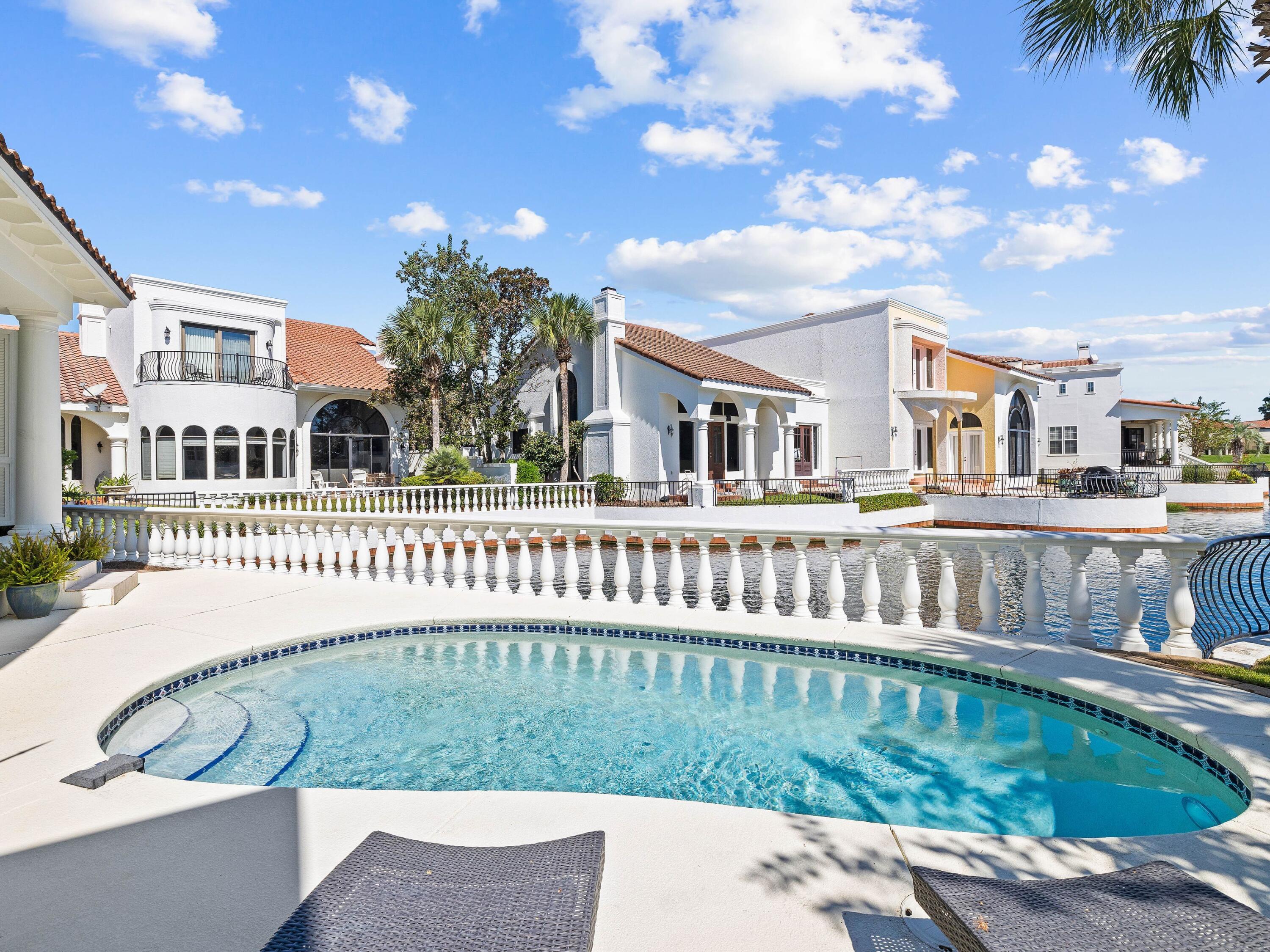 8062 Fountains Lane