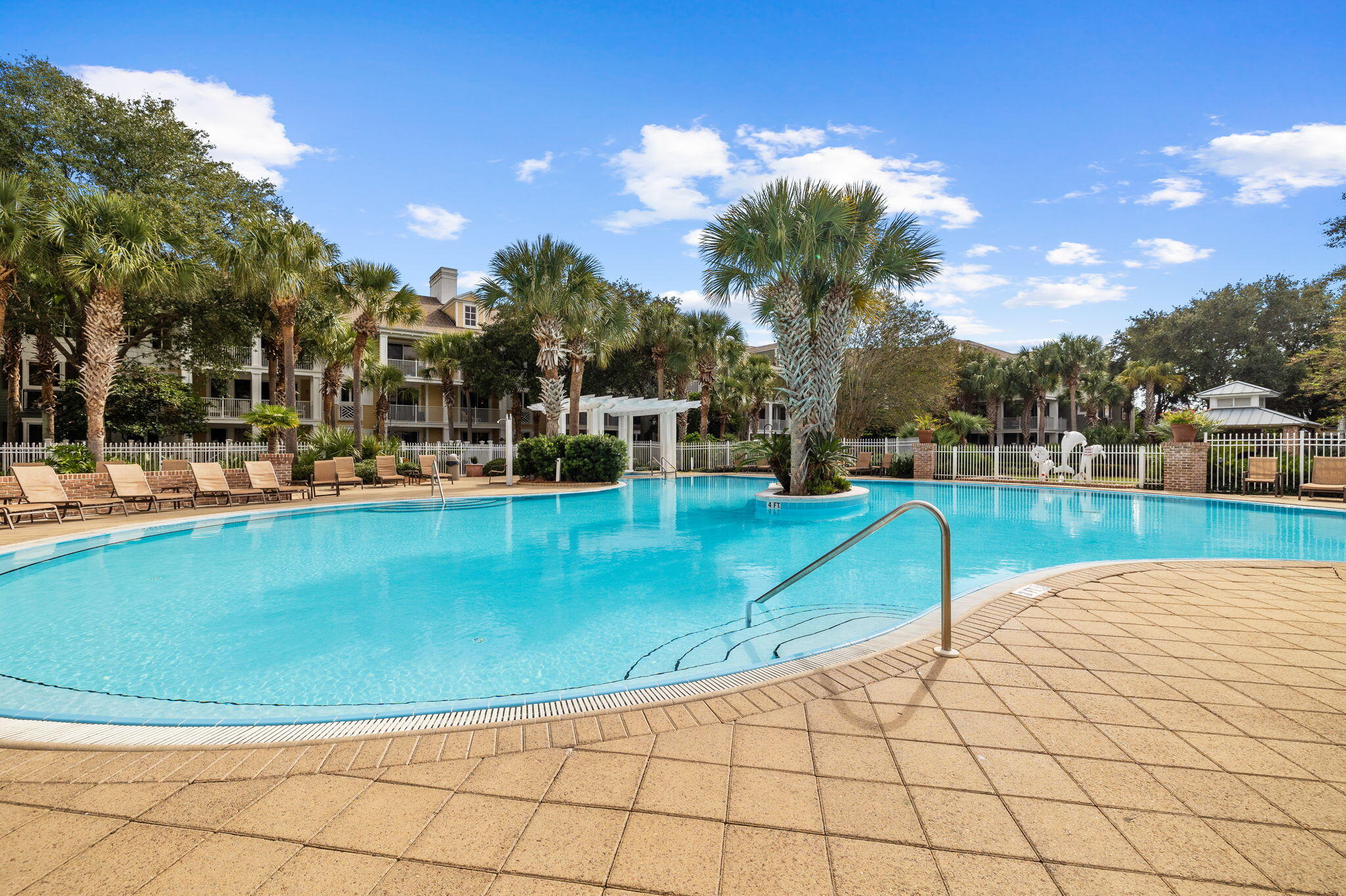 9100 Baytowne Wharf Boulevard, 470/472