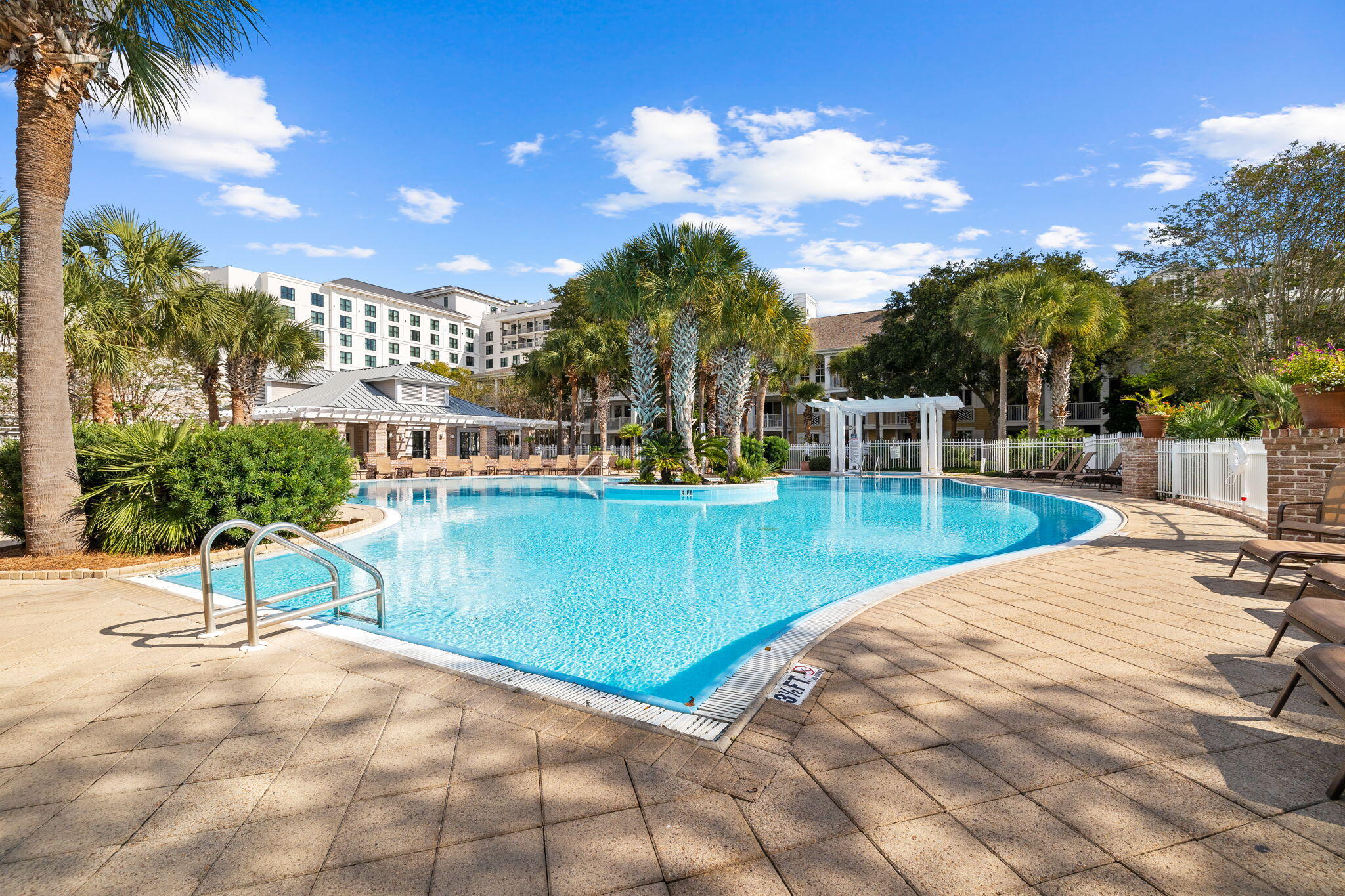 9100 Baytowne Wharf Boulevard, 470/472