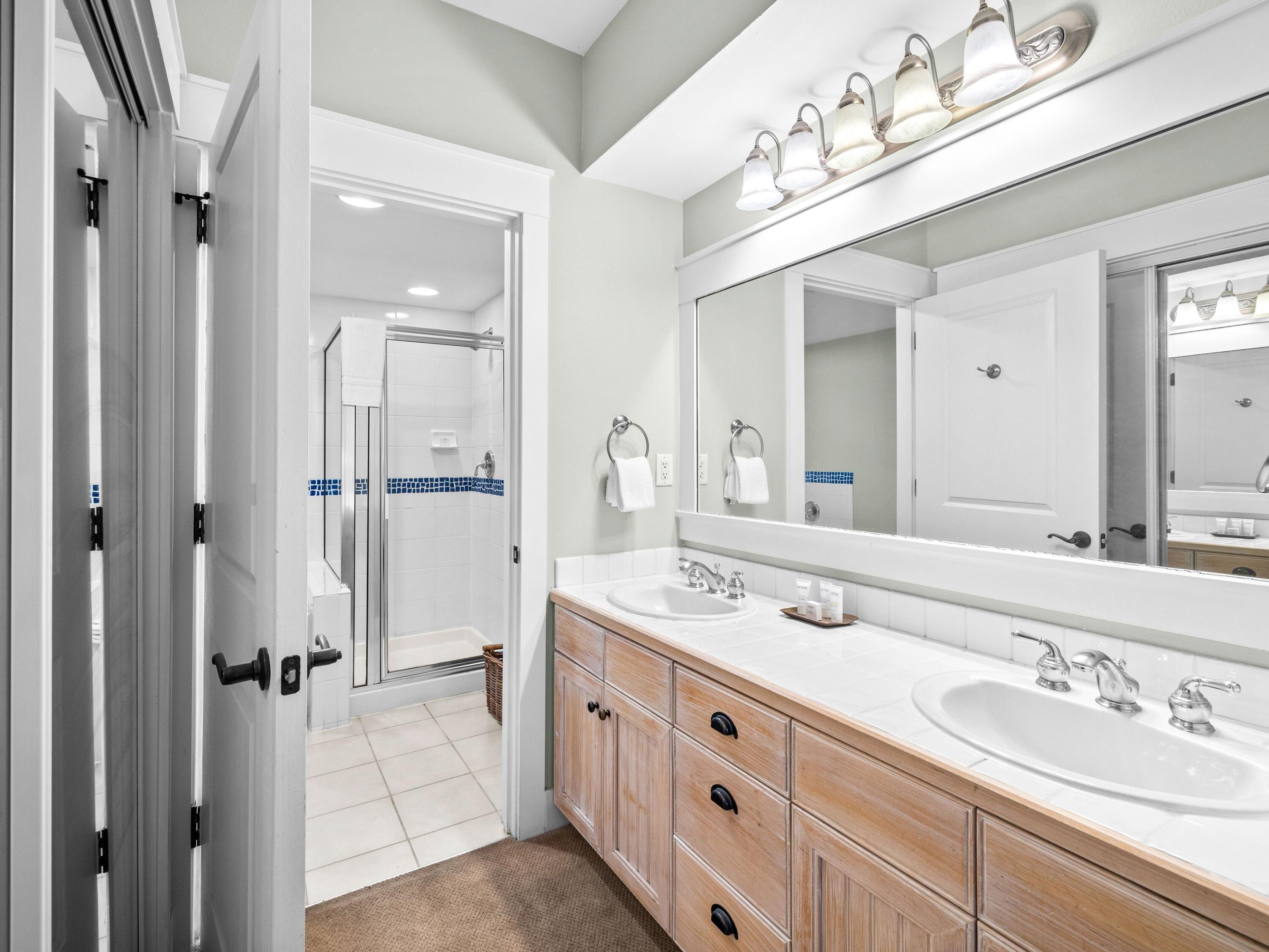 9100 Baytowne Wharf Boulevard, 374/376