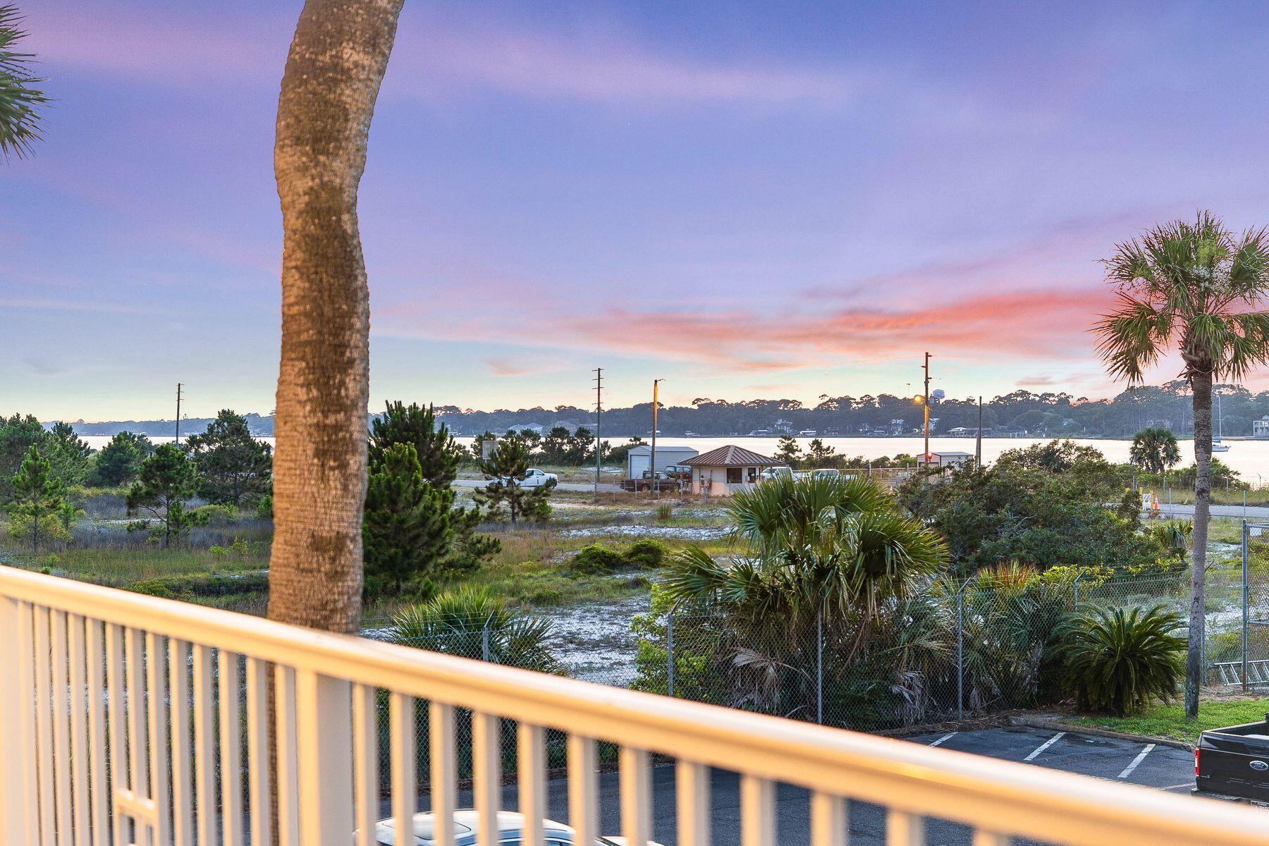 909 Santa Rosa Boulevard, 626