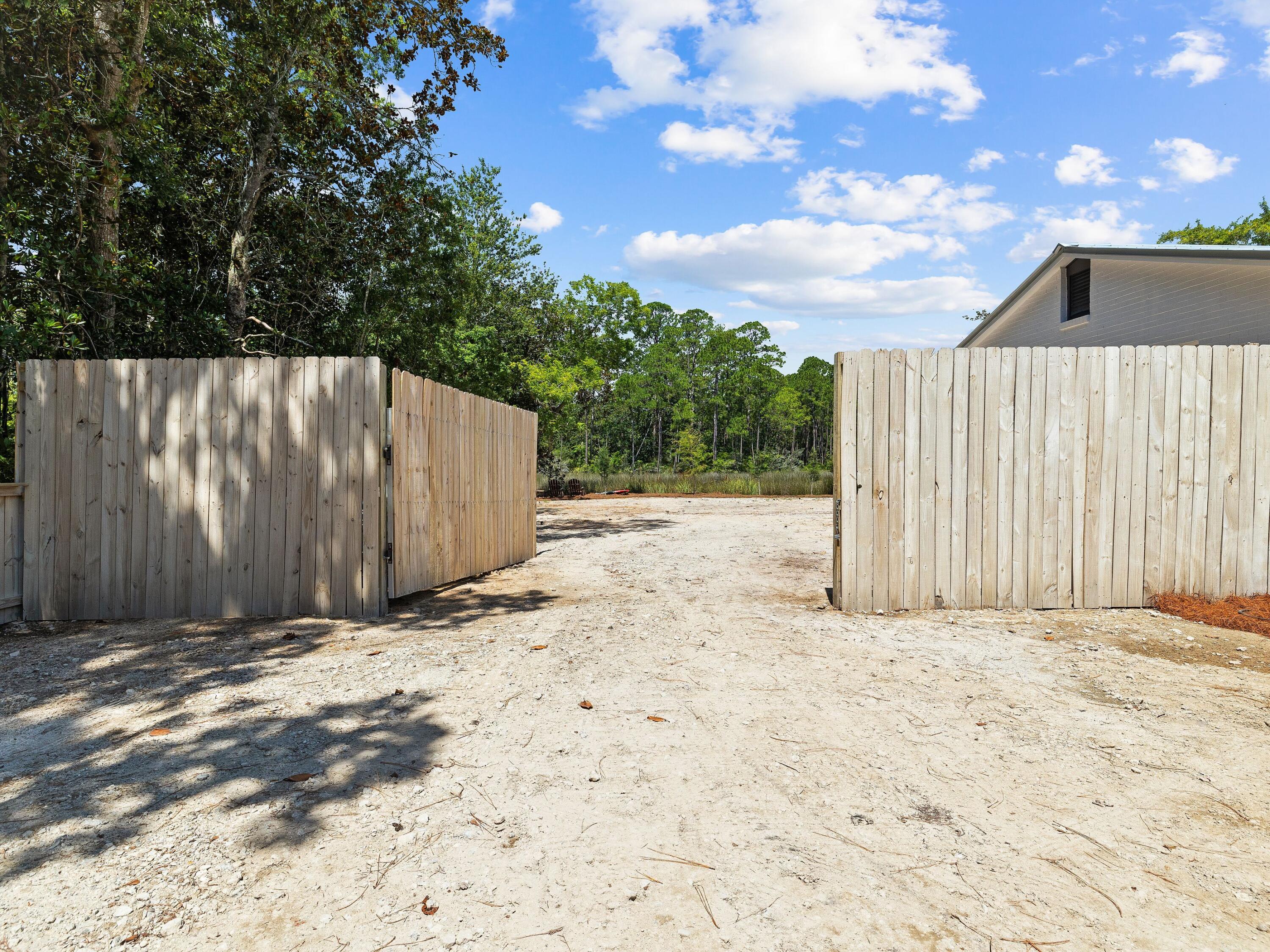 1409 N County Highway 393