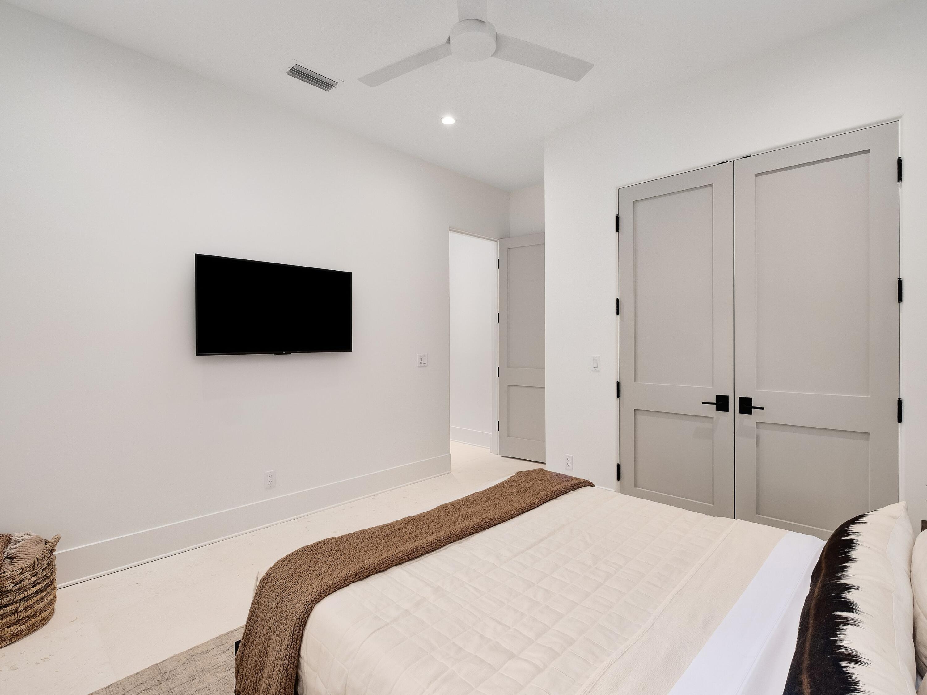 6 W Grande Pointe Drive