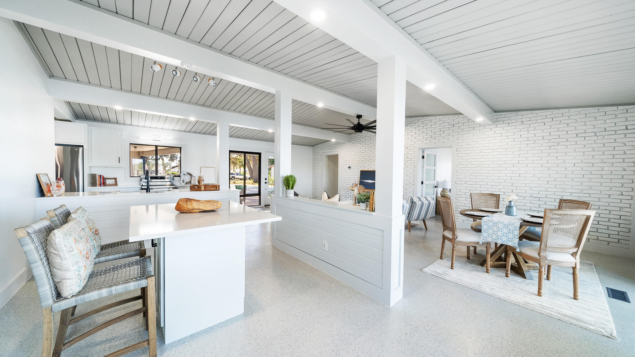 3711 Shoreline Circle