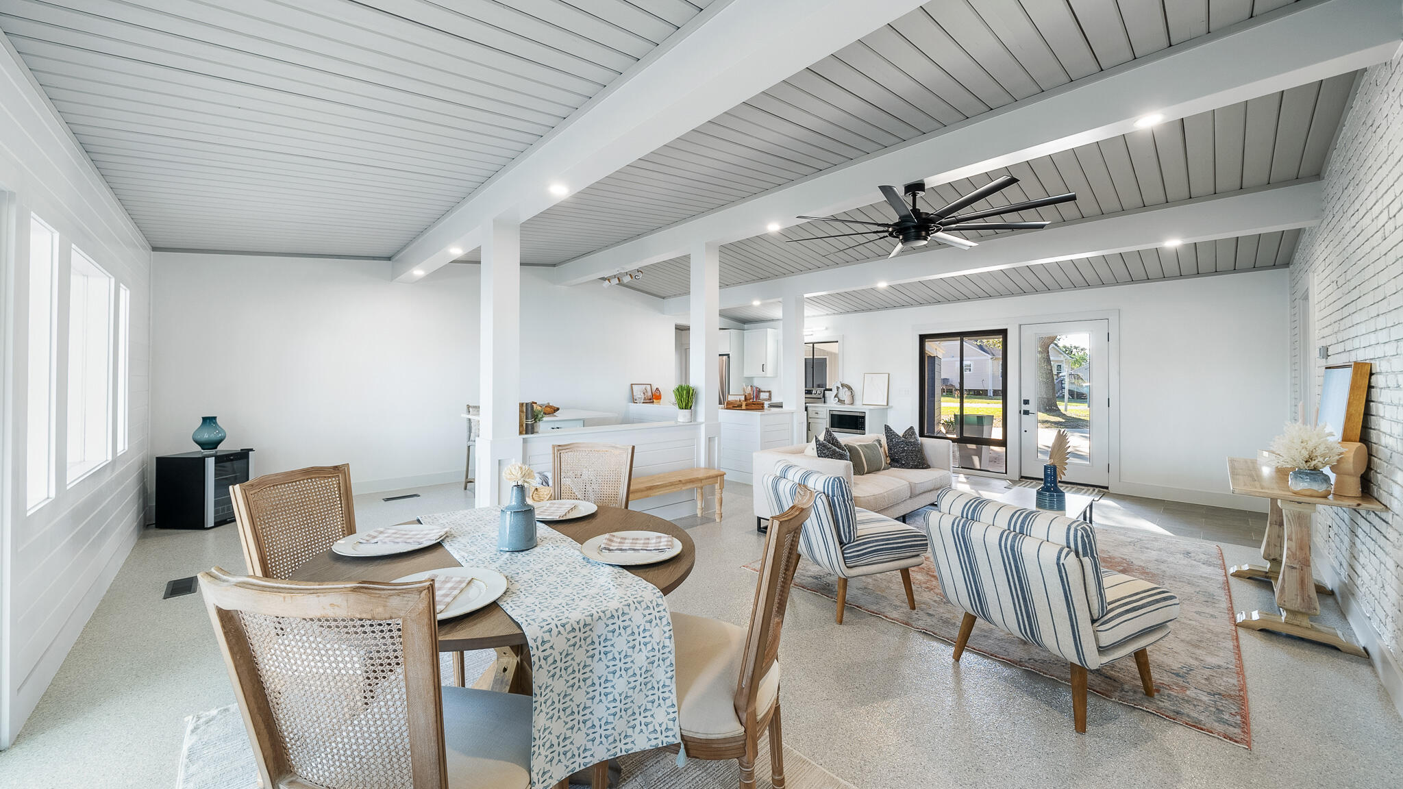 3711 Shoreline Circle