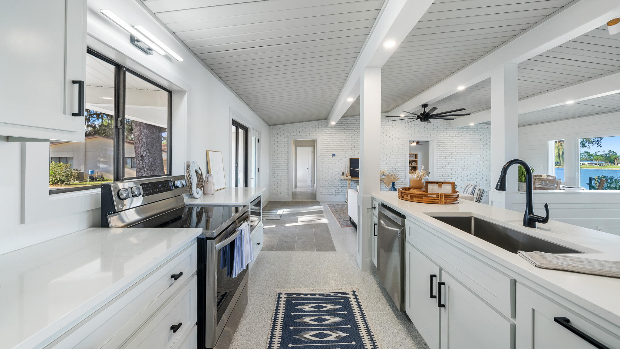 3711 Shoreline Circle