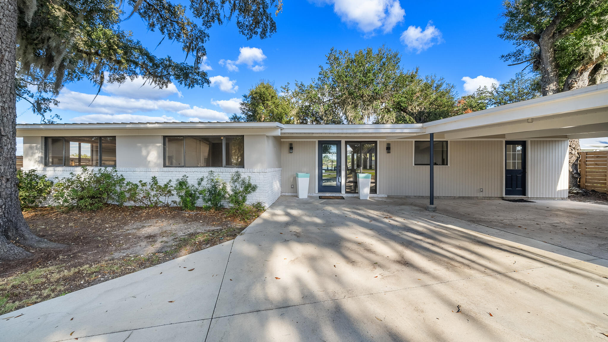 3711 Shoreline Circle