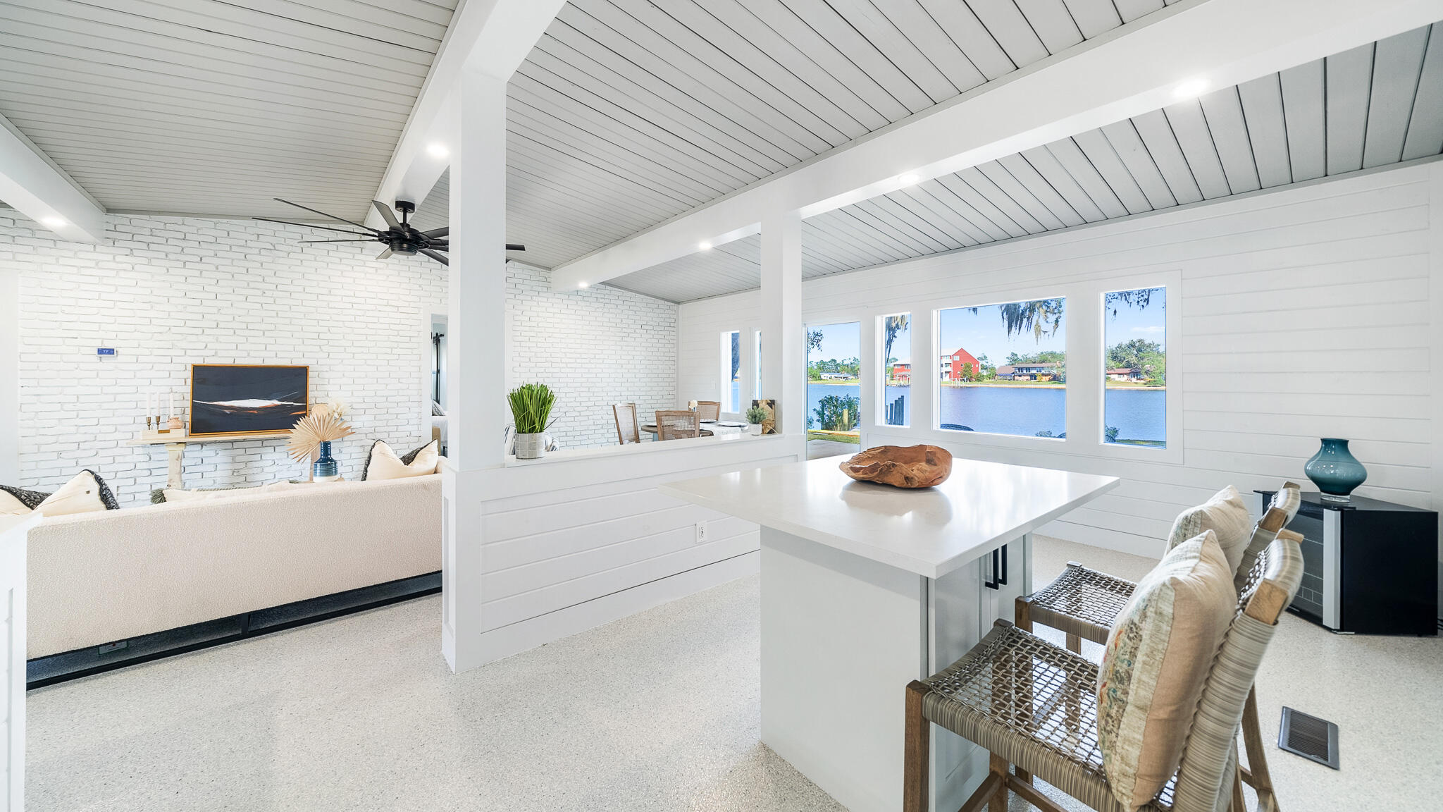 3711 Shoreline Circle