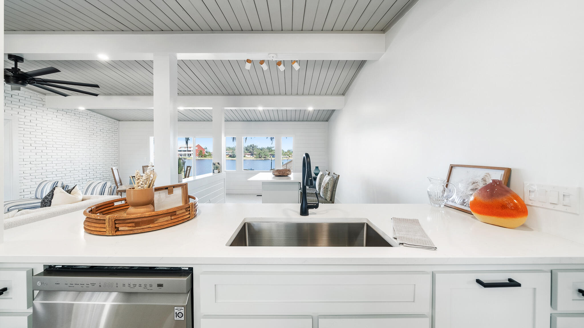 3711 Shoreline Circle