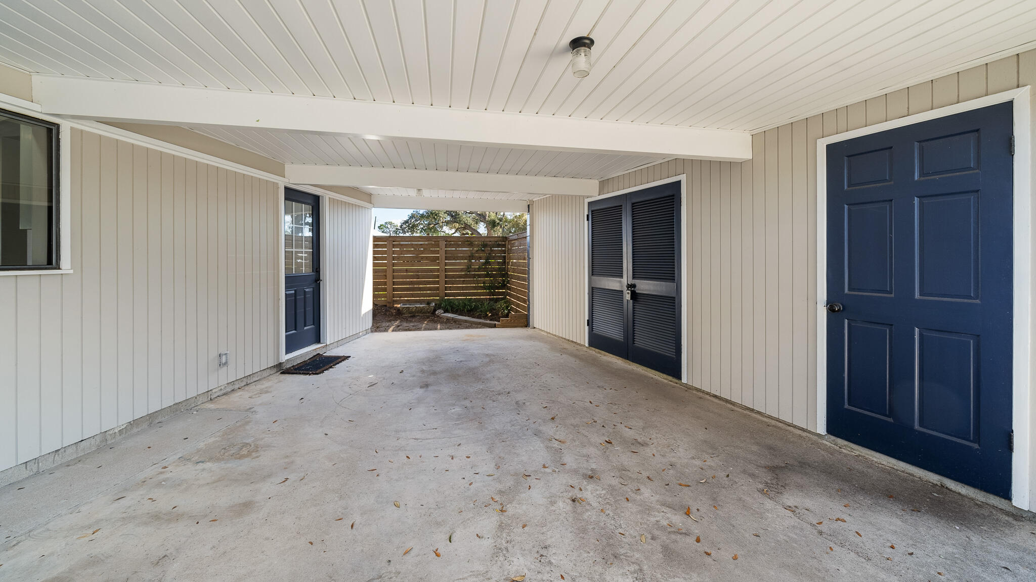 3711 Shoreline Circle