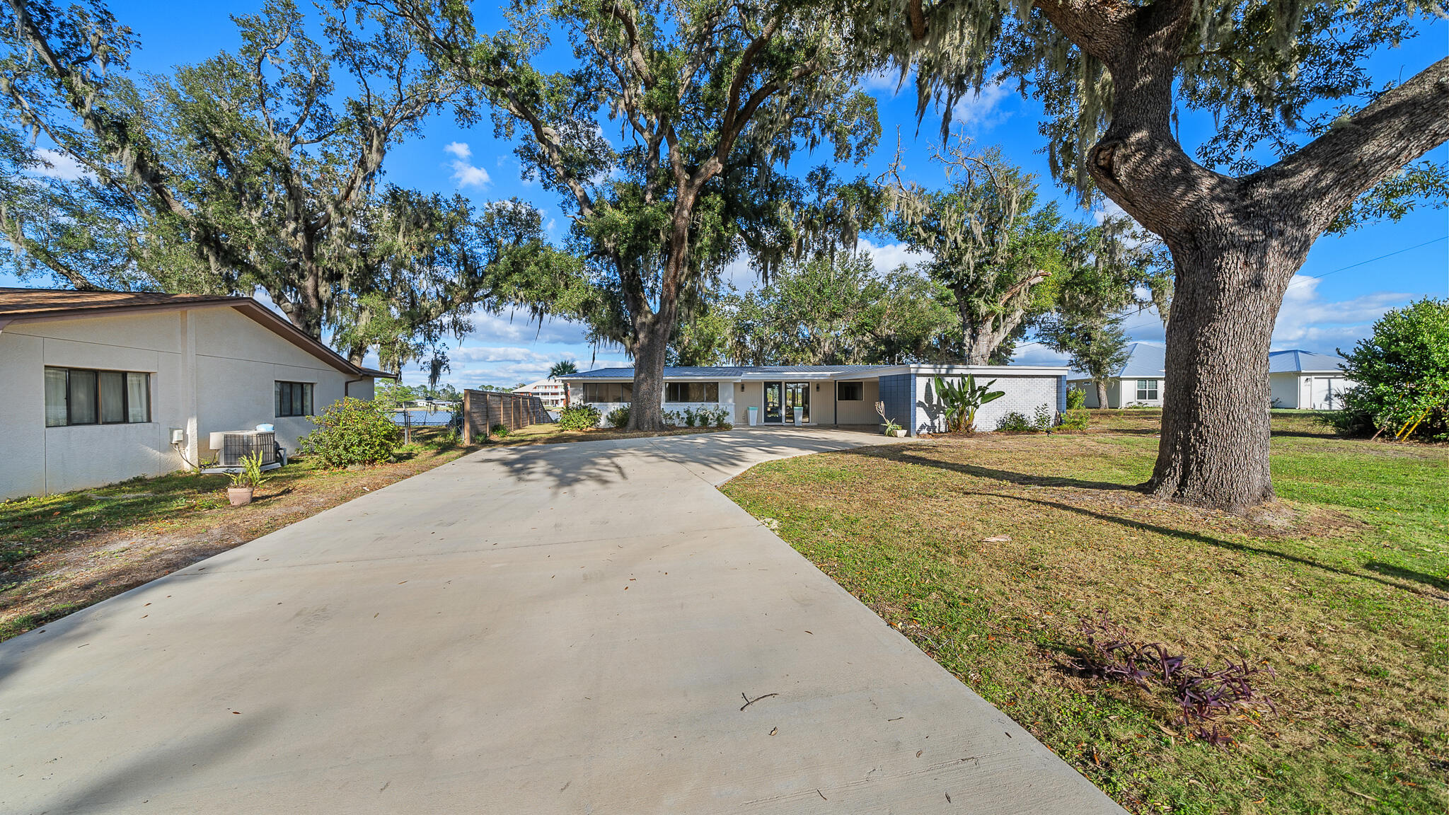3711 Shoreline Circle