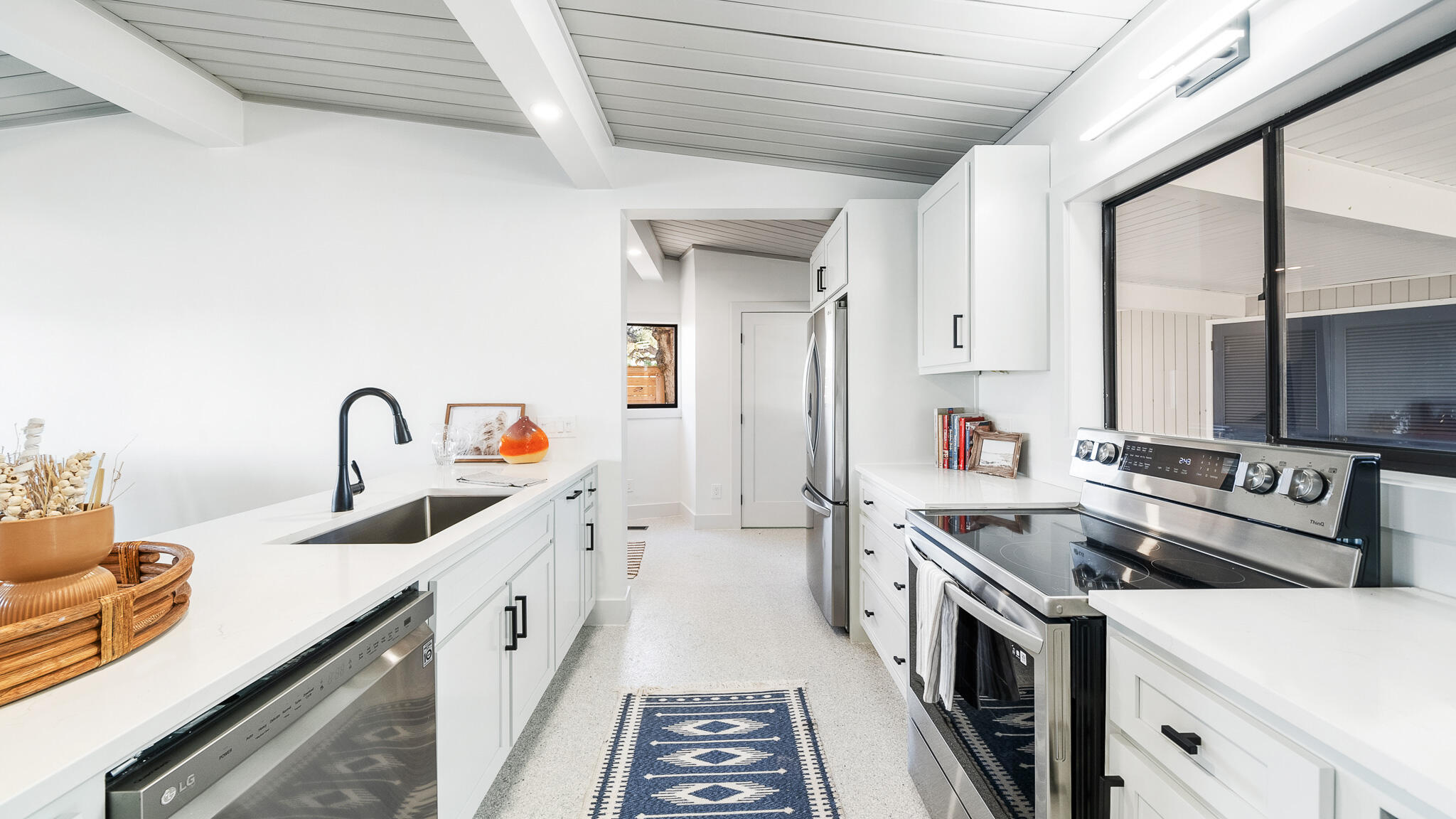 3711 Shoreline Circle