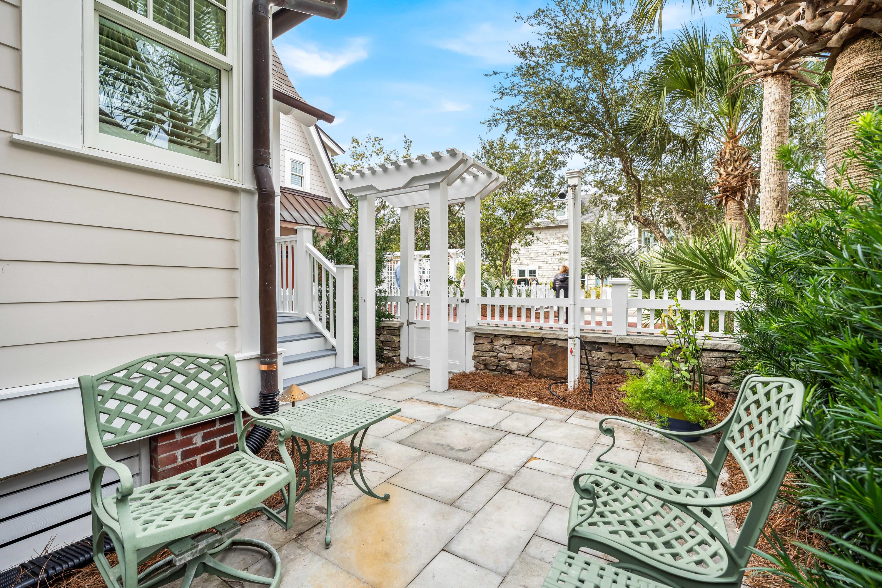 23 S Founders Lane
