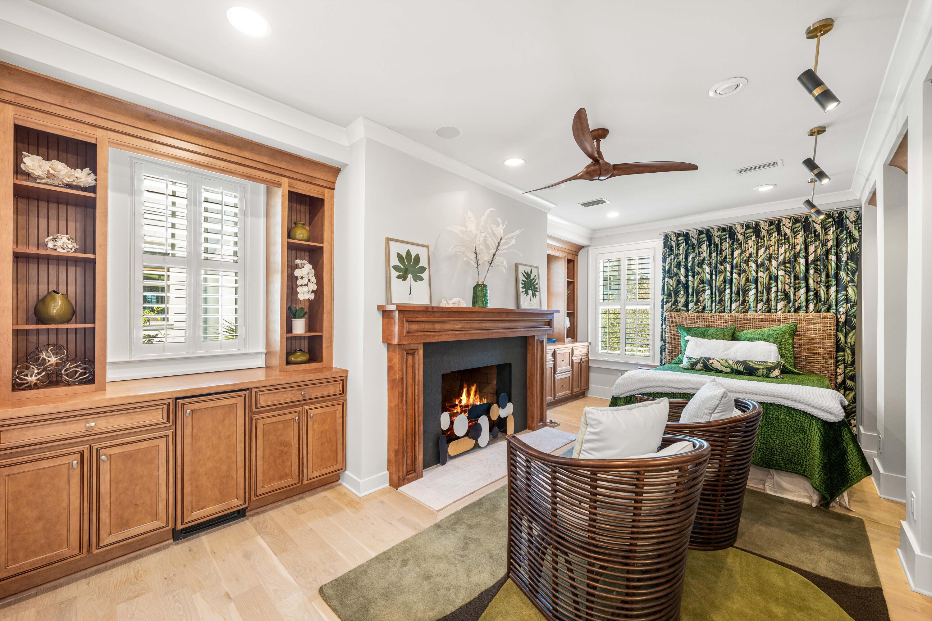23 S Founders Lane
