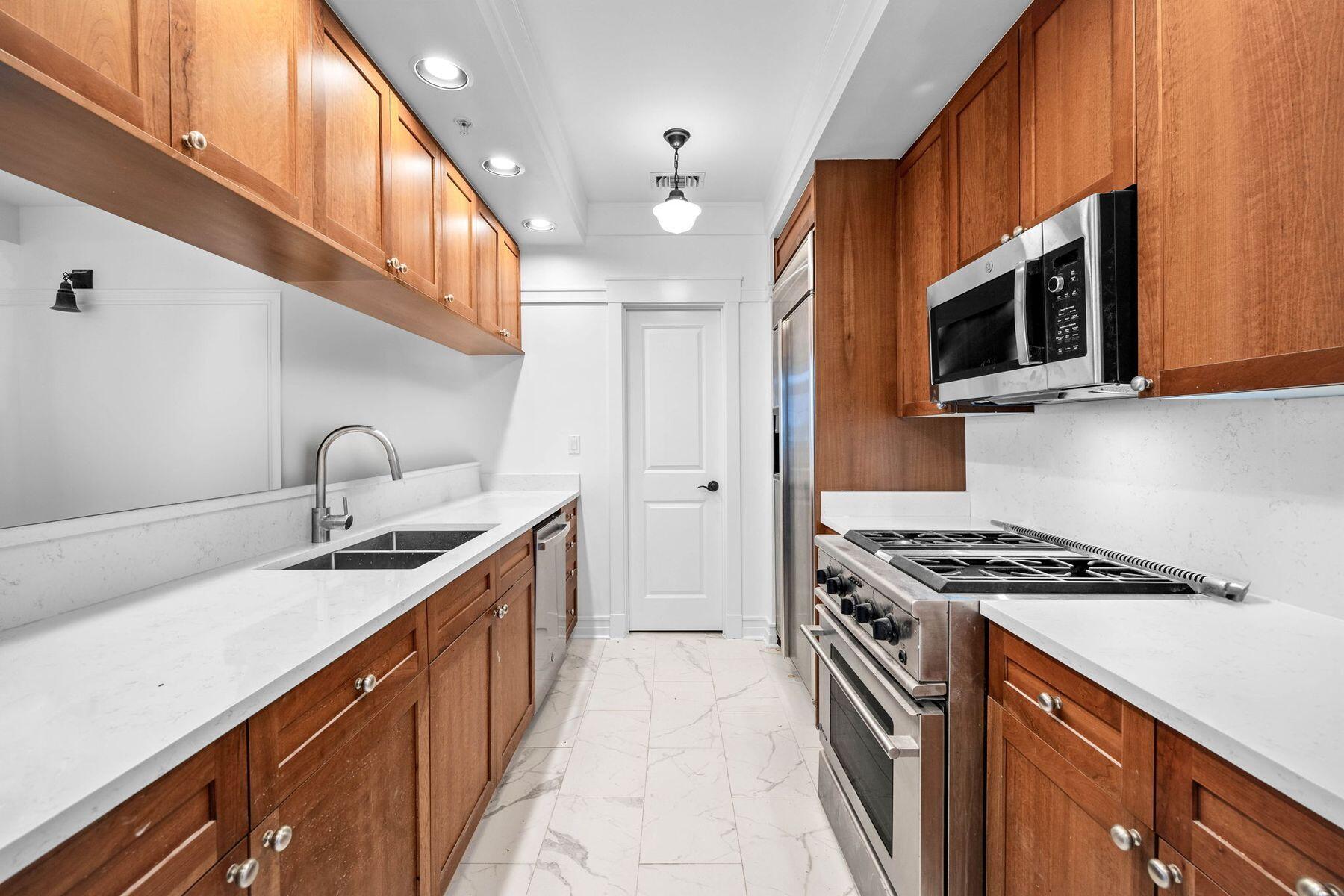 1101 Sawgrass Court 102