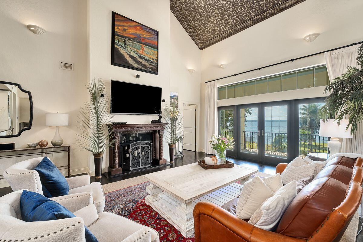 4544 Bayside Drive