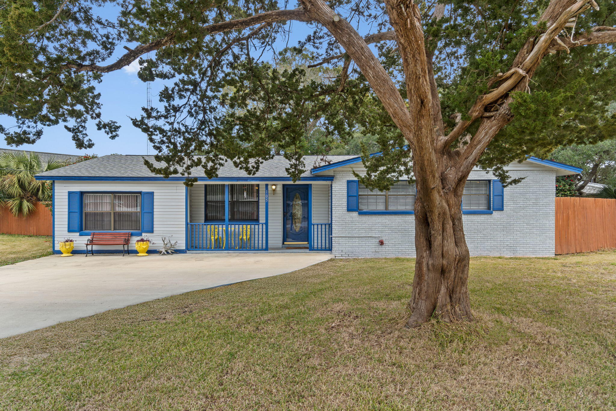 105 SW Cedar Avenue