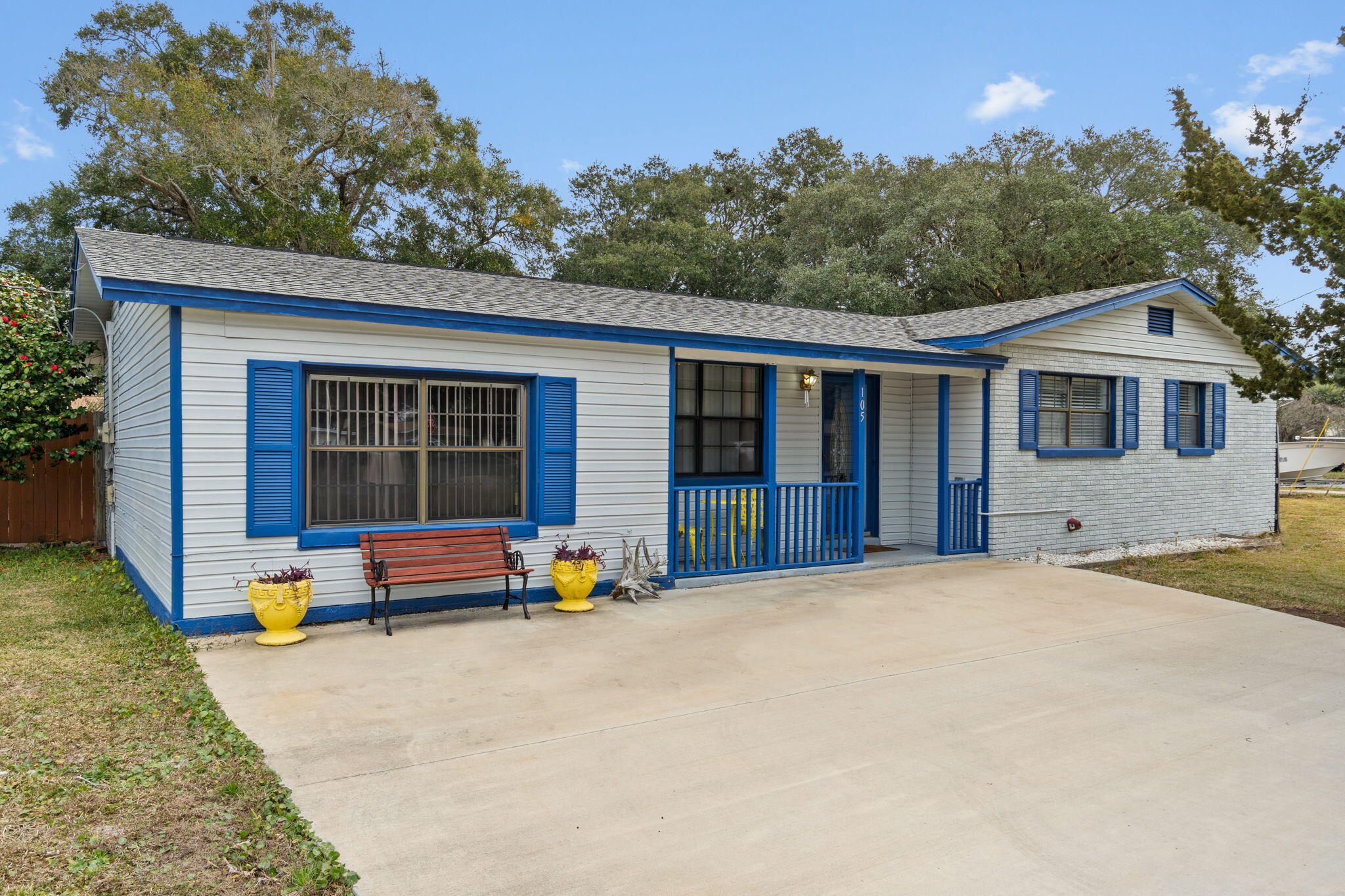 105 SW Cedar Avenue