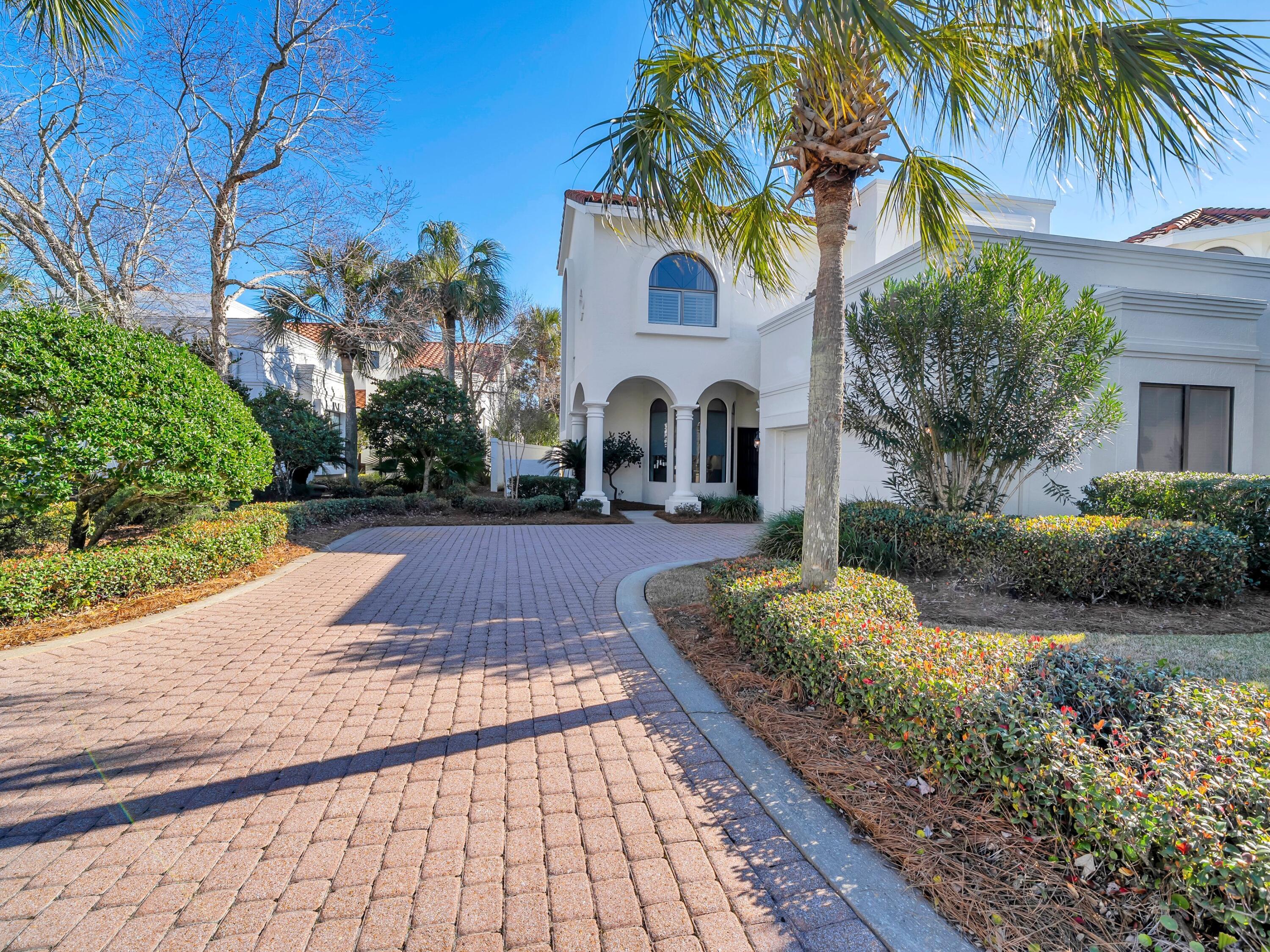 8060 Fountains Lane