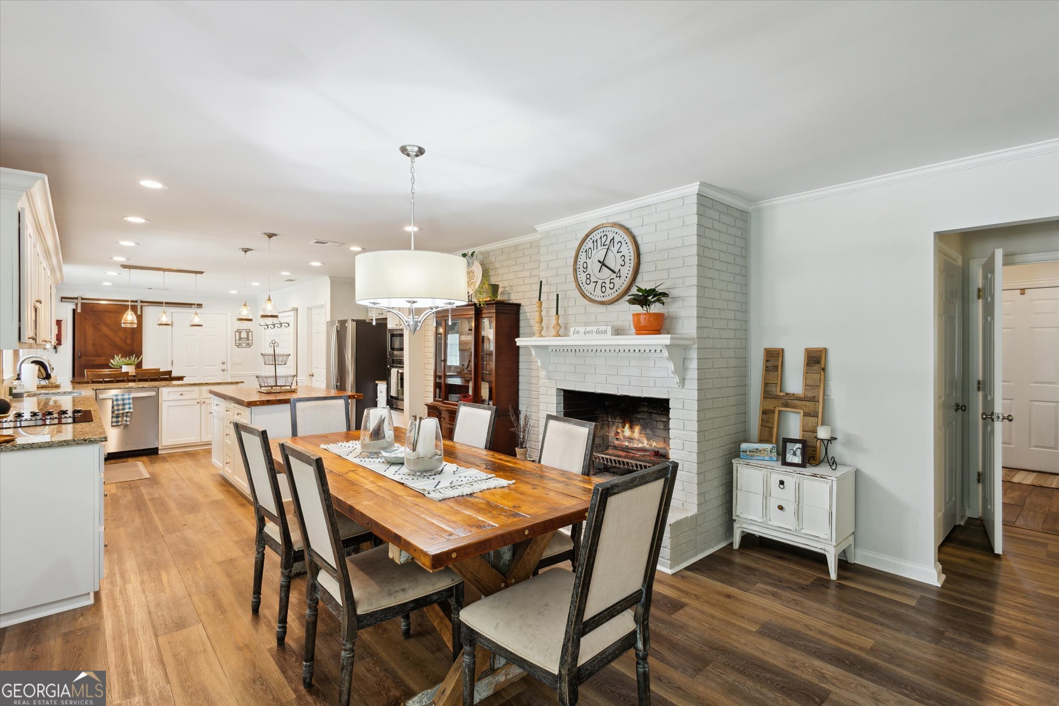 104 Lakeside Court