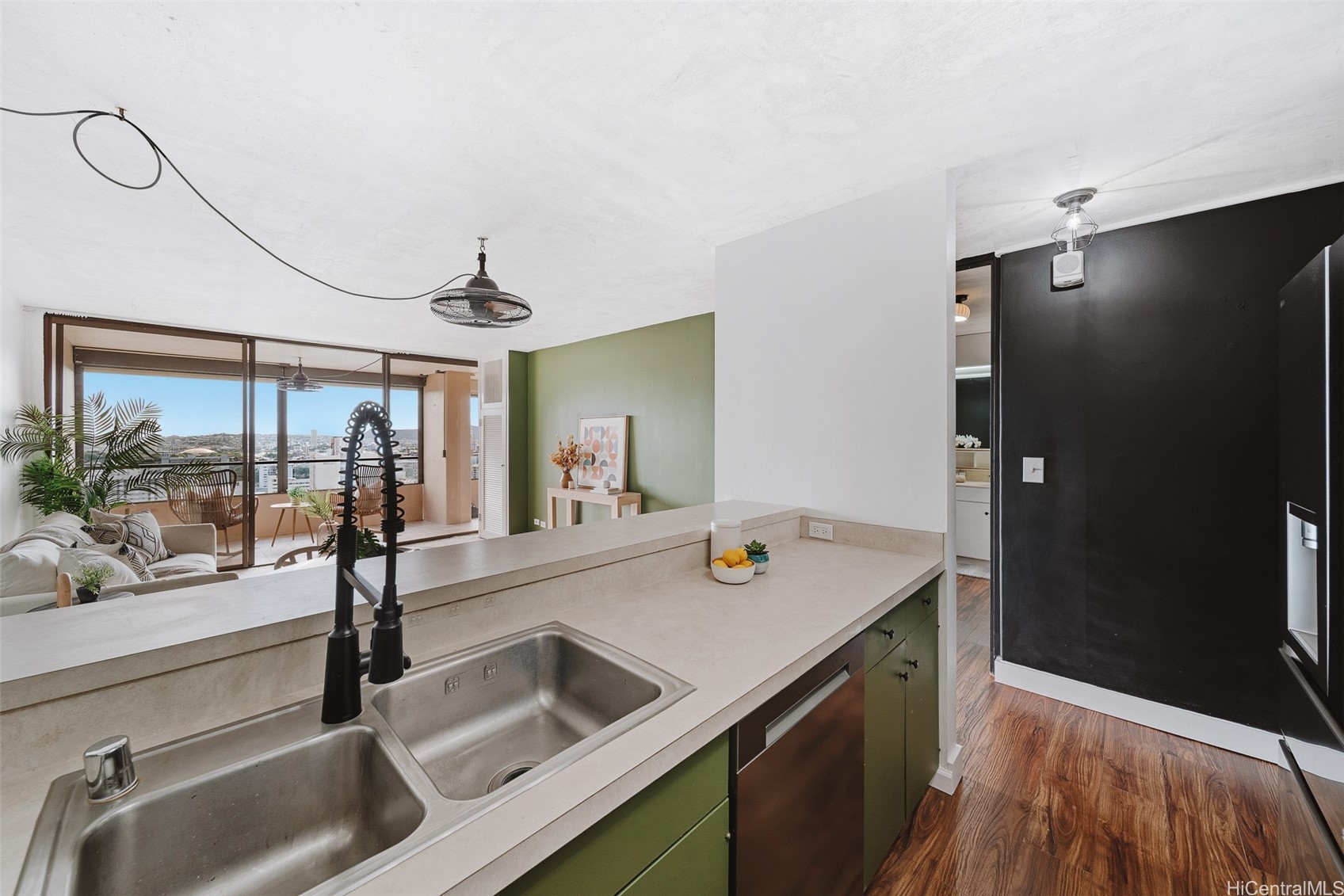 1717 Mott Smith Drive 2304